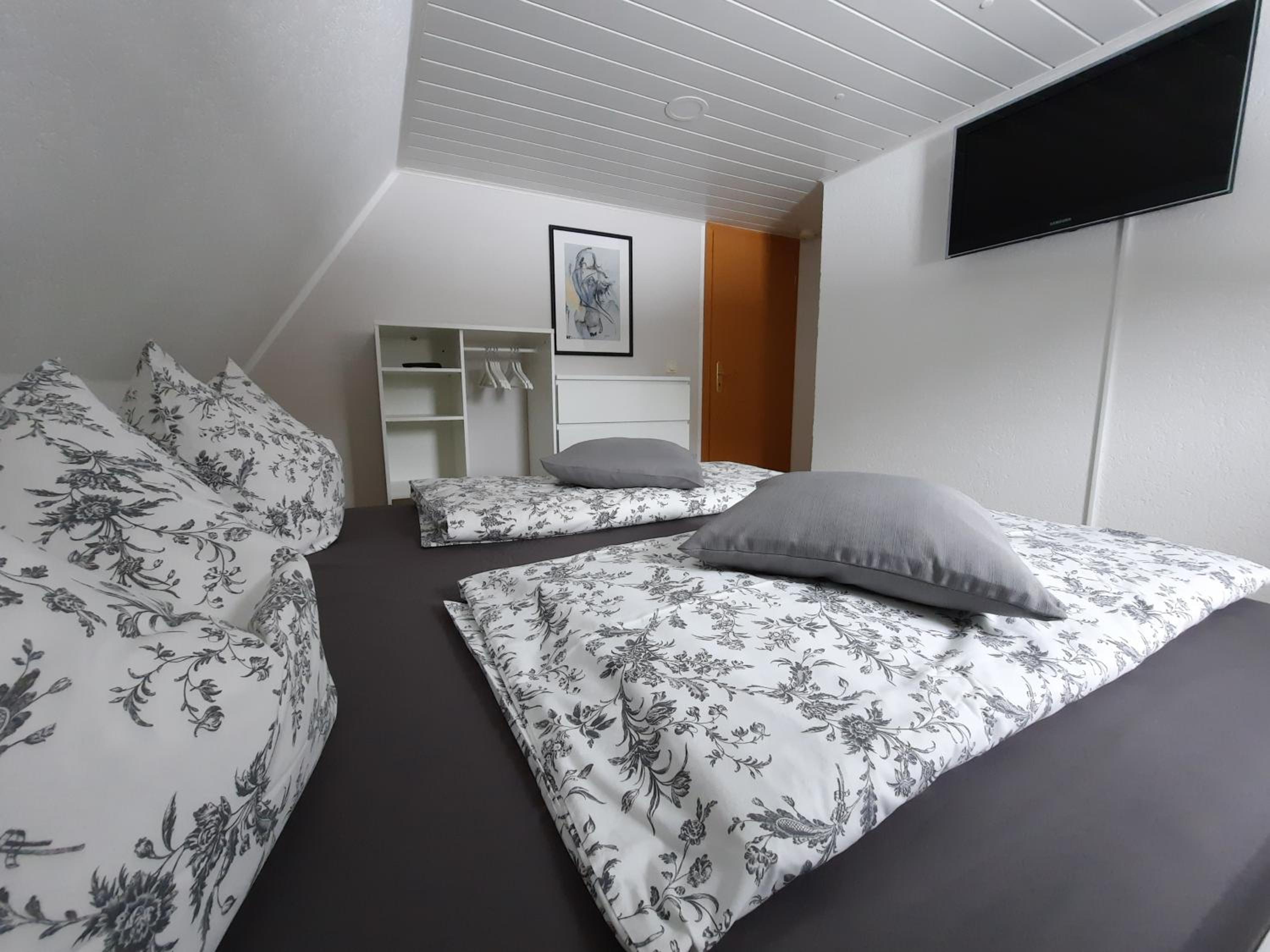 Five-Bedroom House photo 1