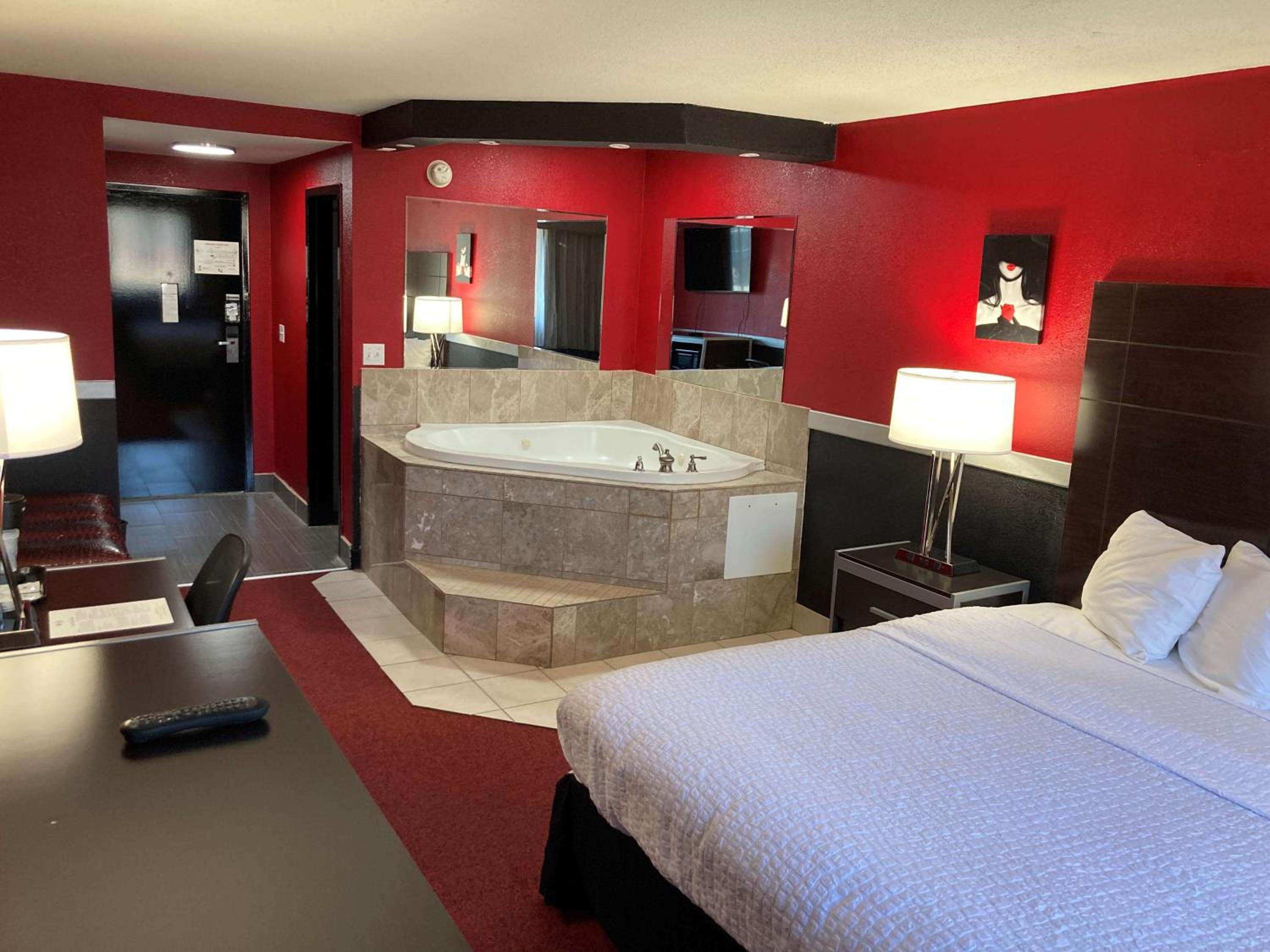 King Room with Spa Bath - Smoking - Photo 3