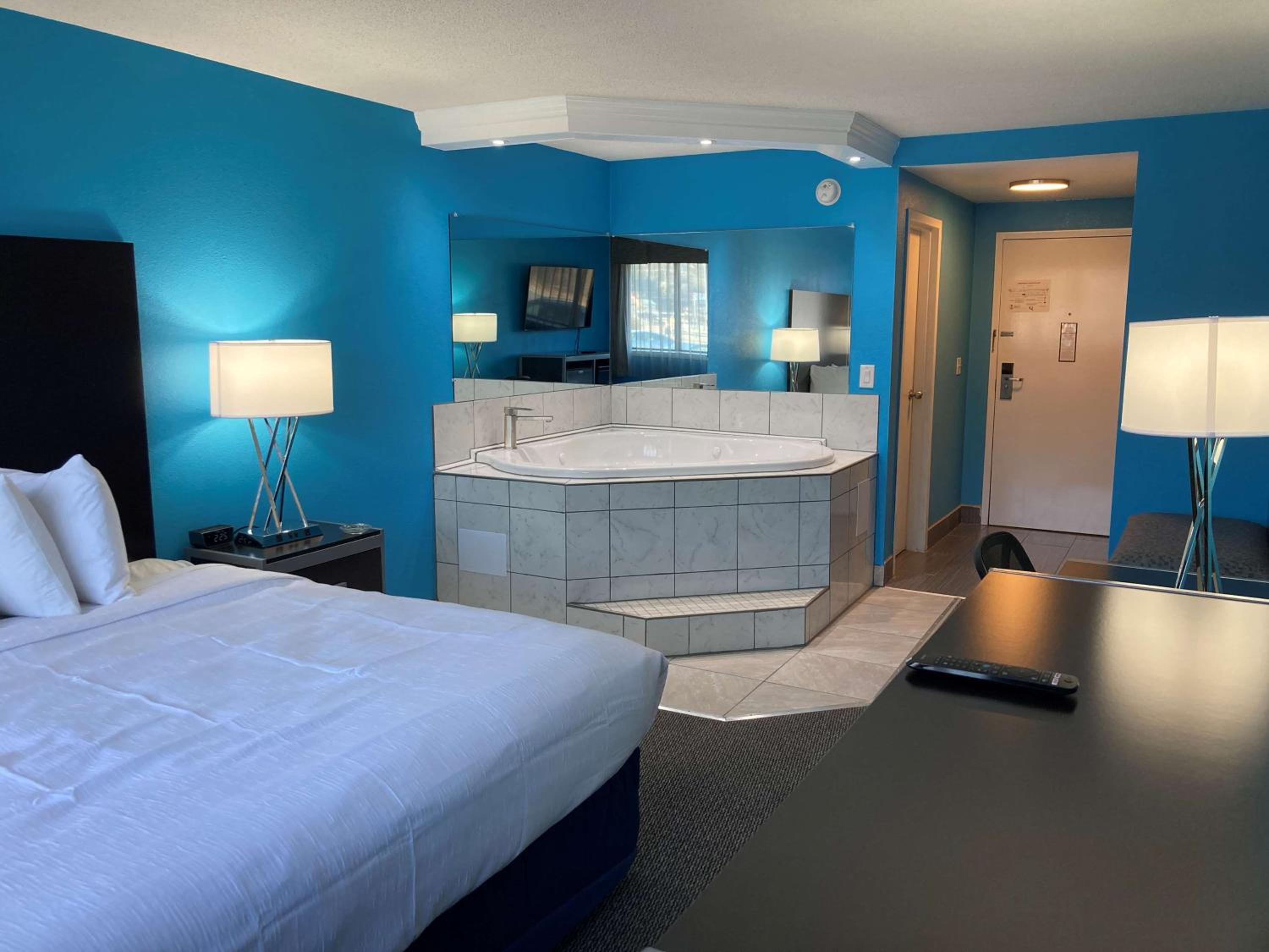 King Room with Spa Bath - Smoking - Photo 1