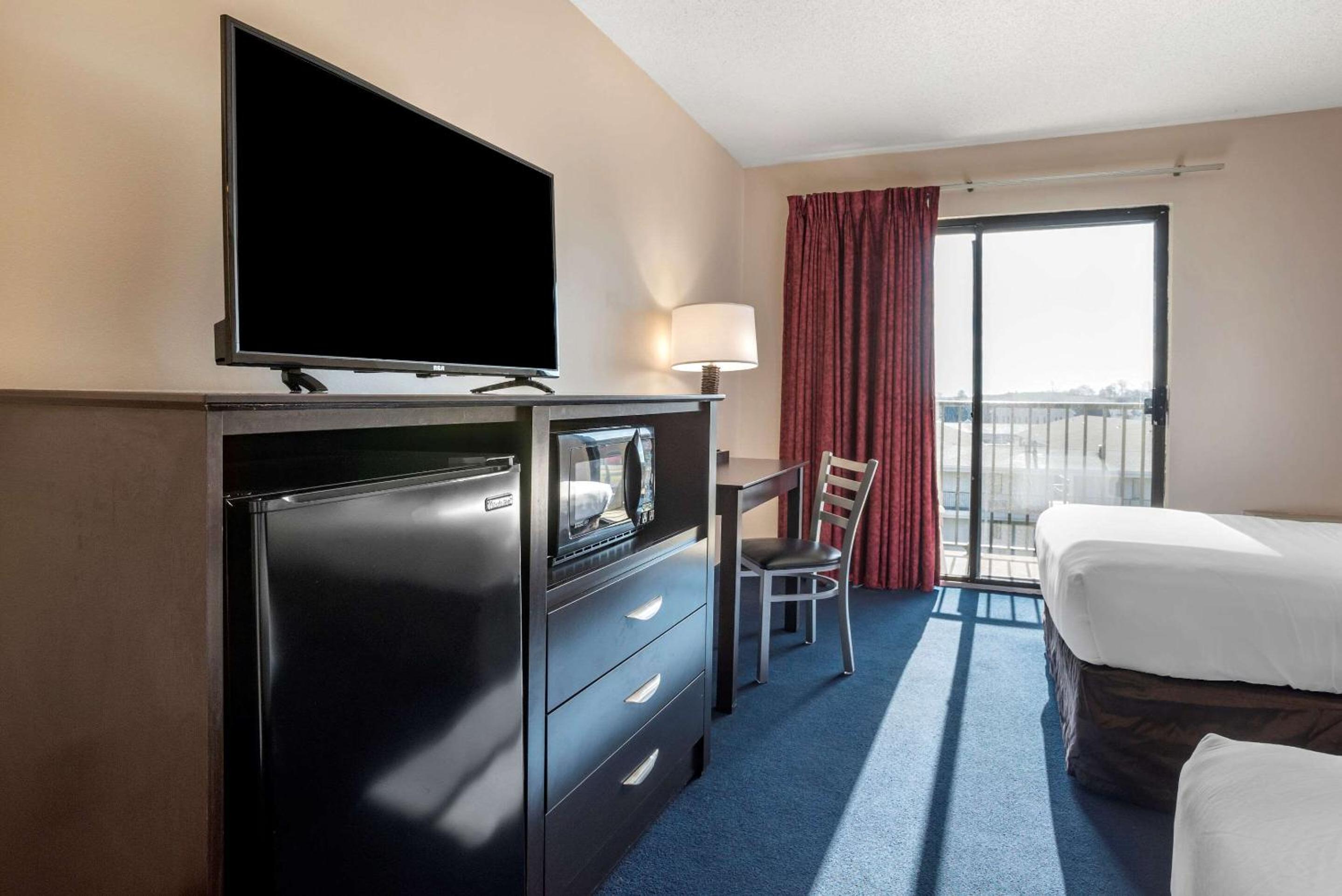 Standard Room with Two Double Beds Interior - Non-Smoking - Photo 6