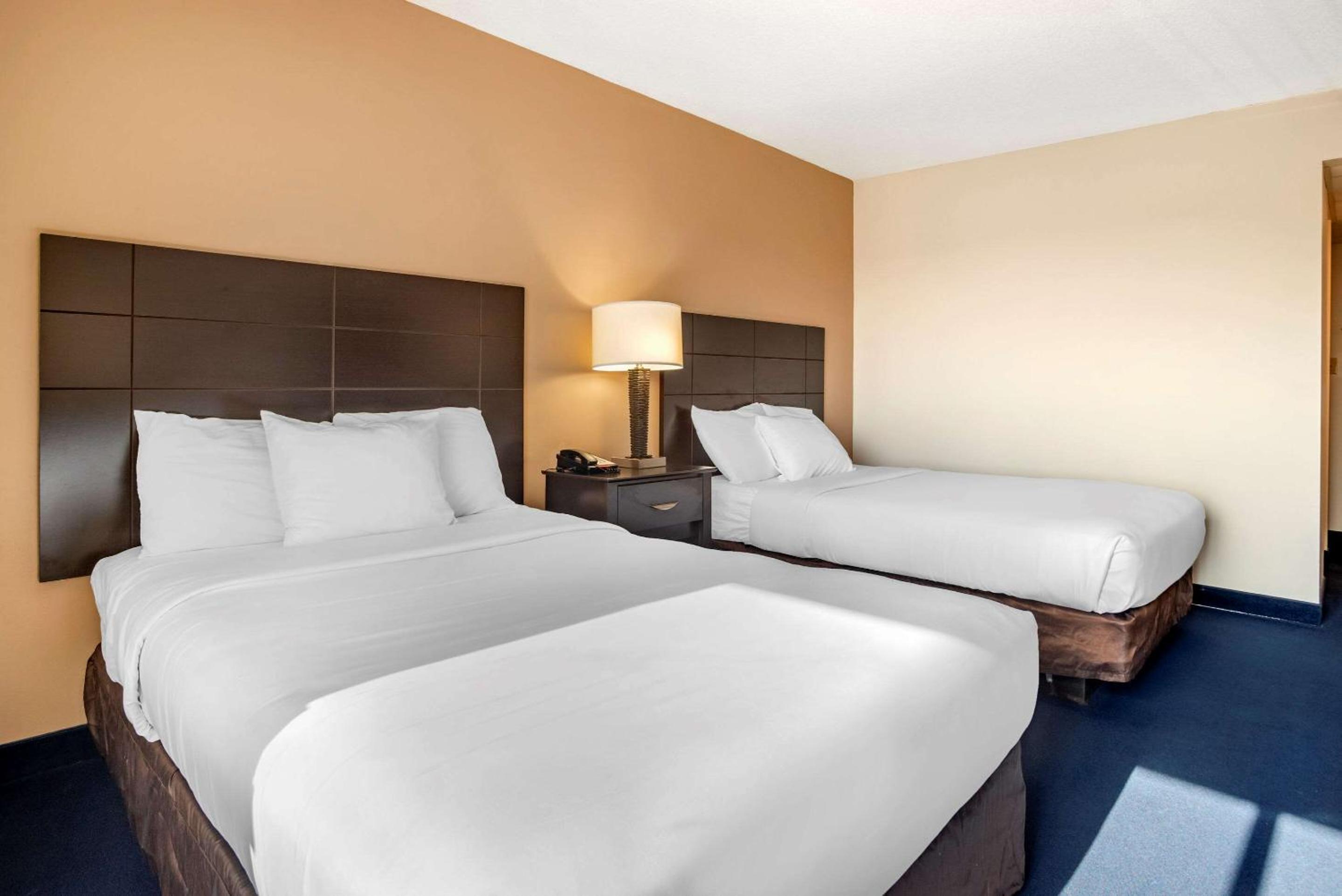 Standard Room with Two Double Beds Interior - Non-Smoking - Photo 5