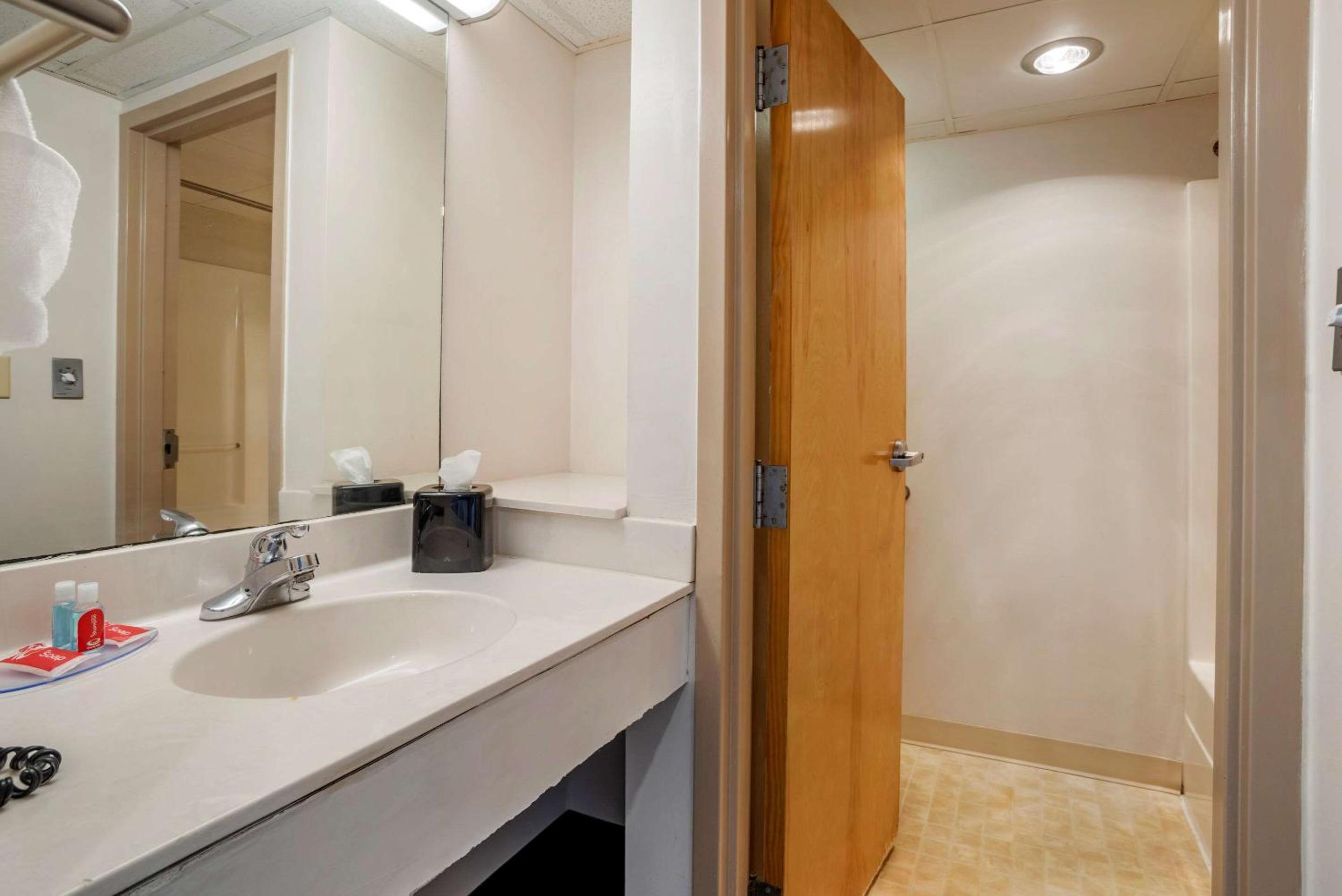 Standard Room with Two Double Beds Interior - Non-Smoking - Photo 4