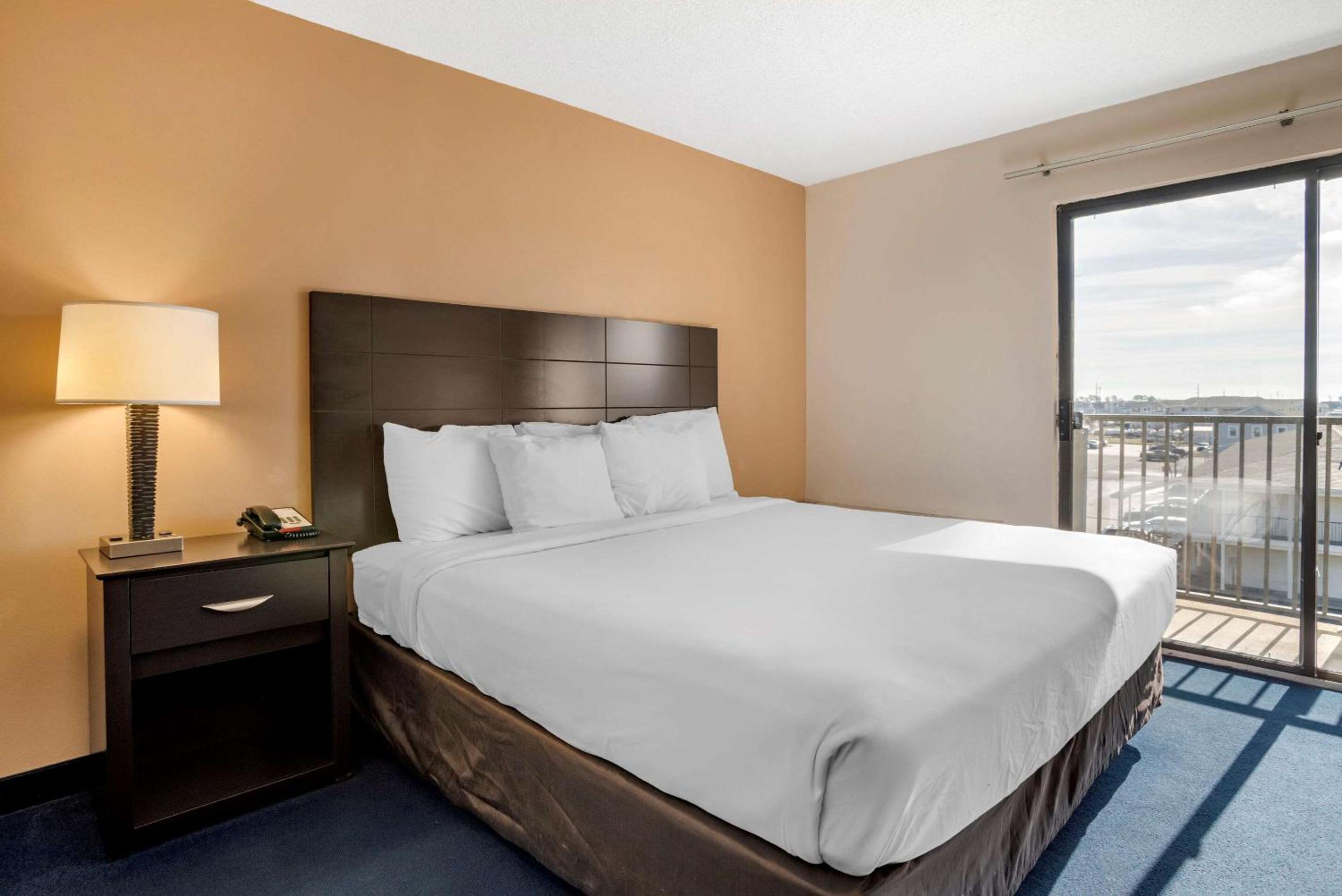 King Room with Whirlpool - Non-Smoking - Photo 1