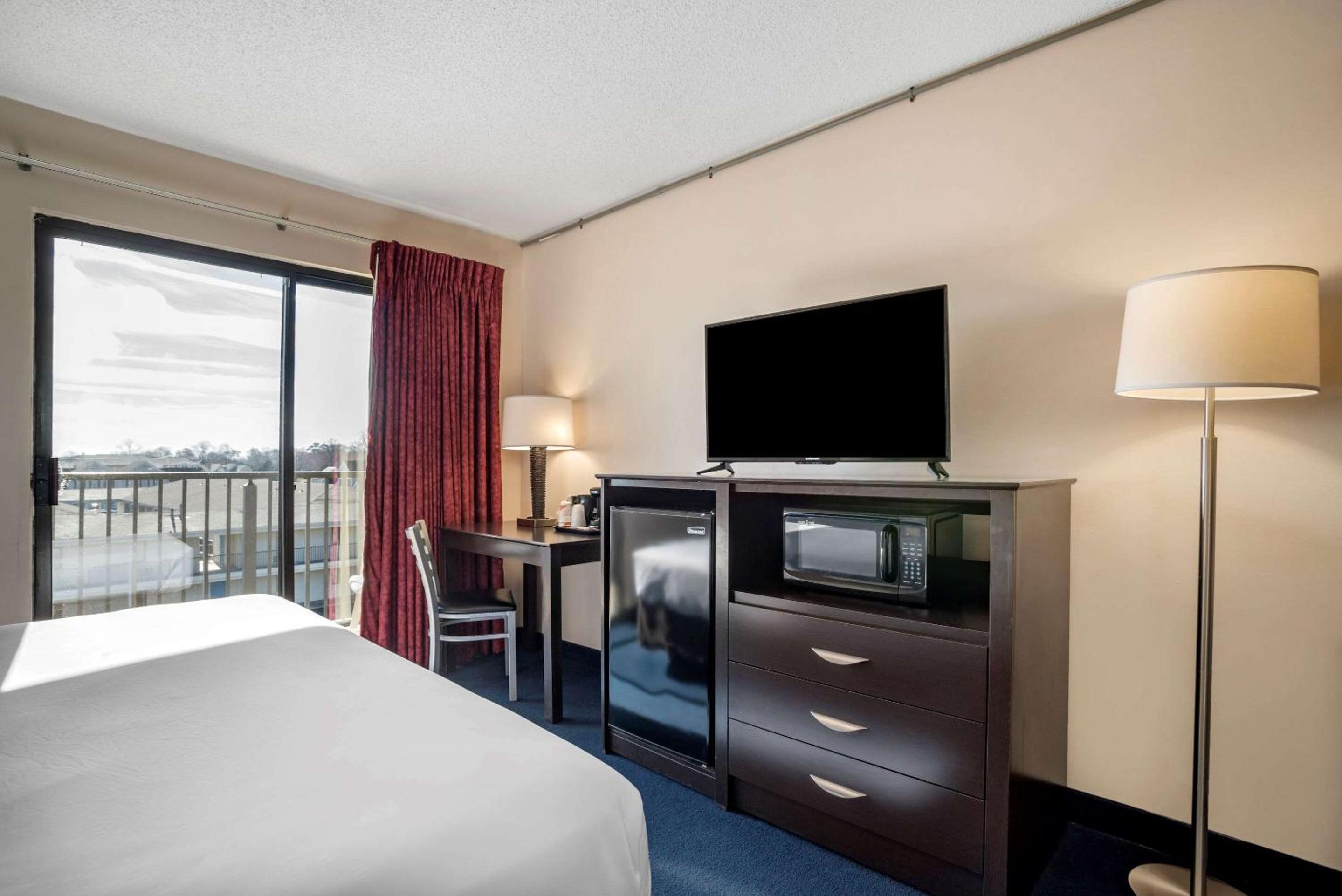 King Room with Whirlpool - Non-Smoking - Photo 6