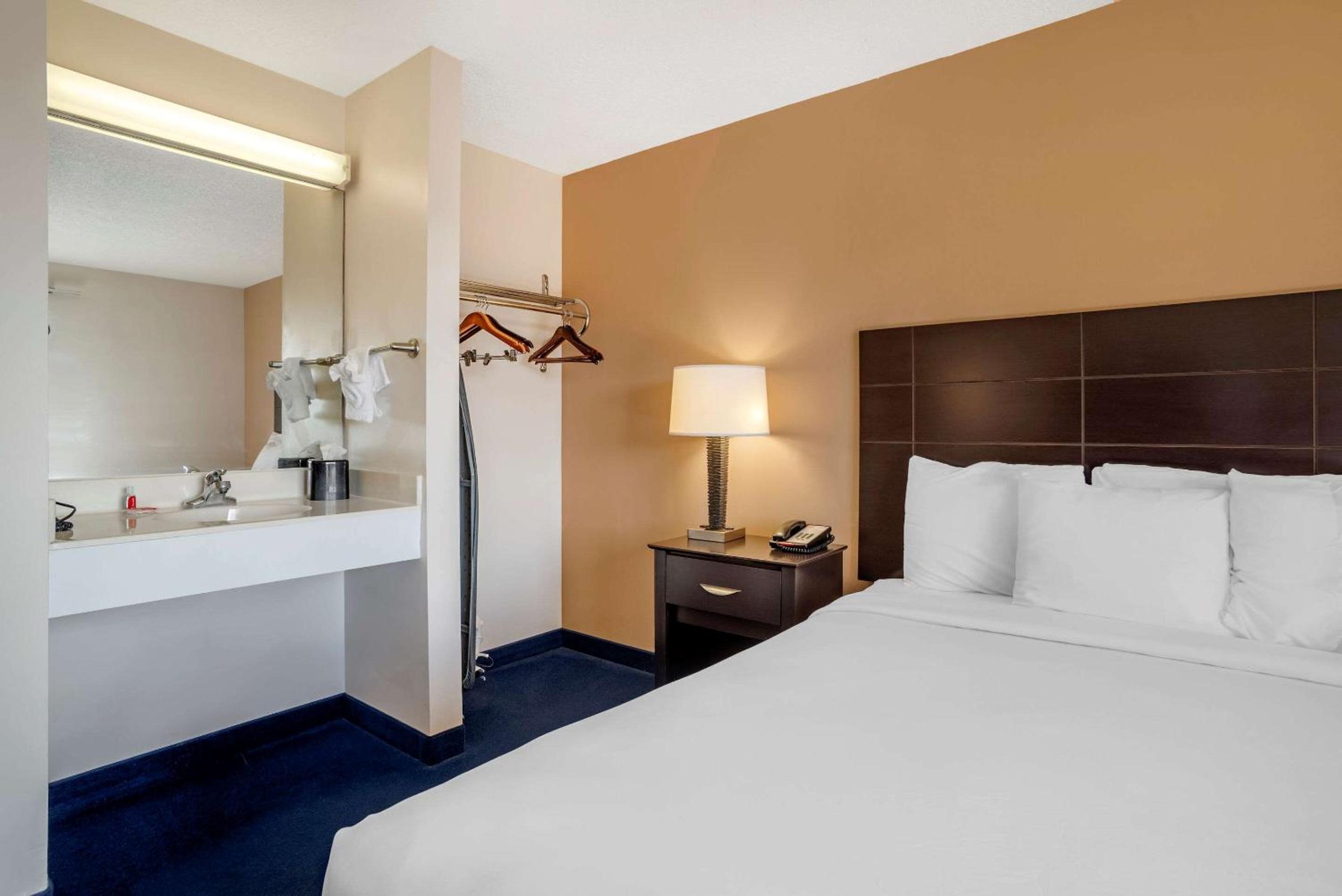 King Room with Whirlpool - Non-Smoking - Photo 5