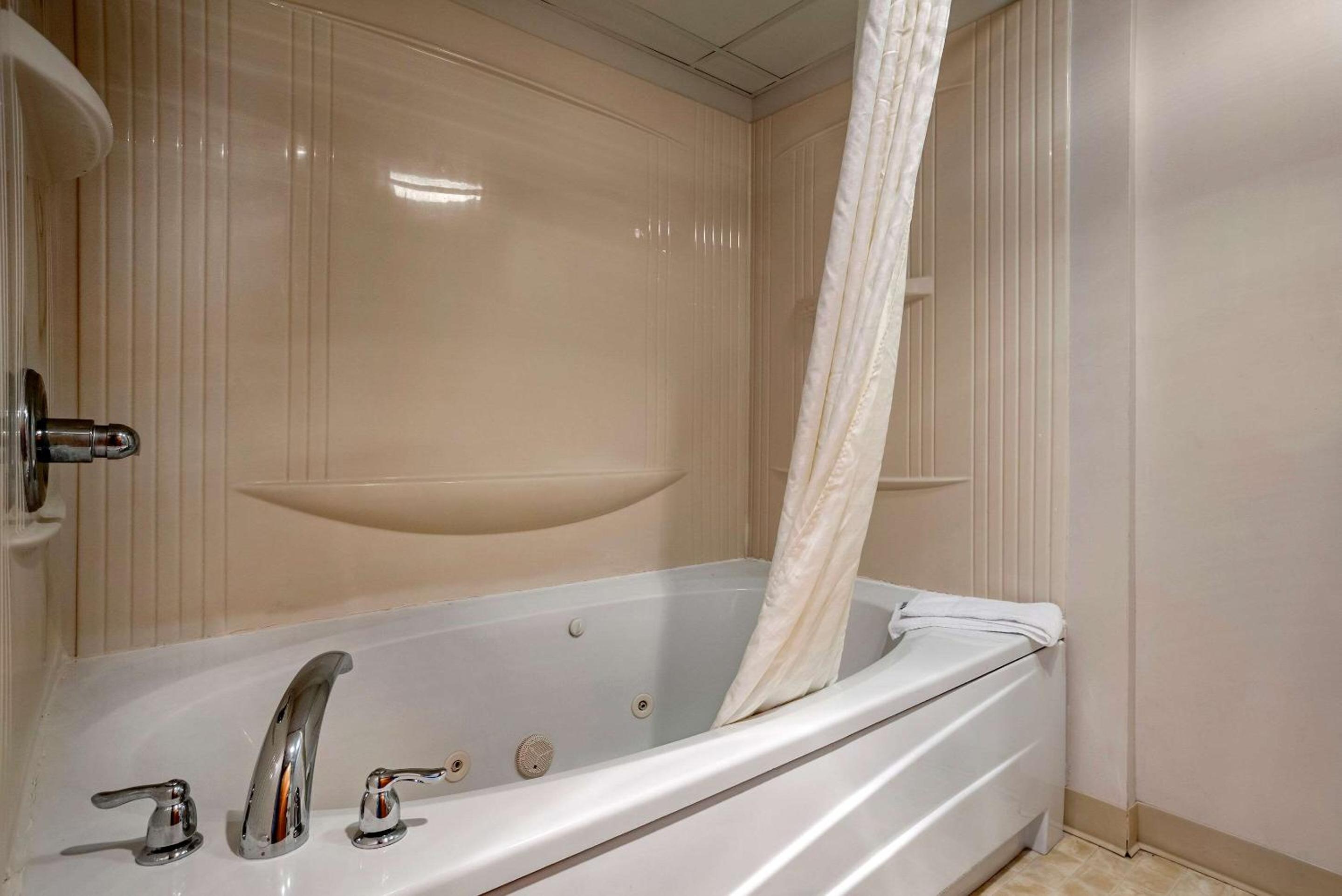 King Room with Whirlpool - Non-Smoking - Photo 4