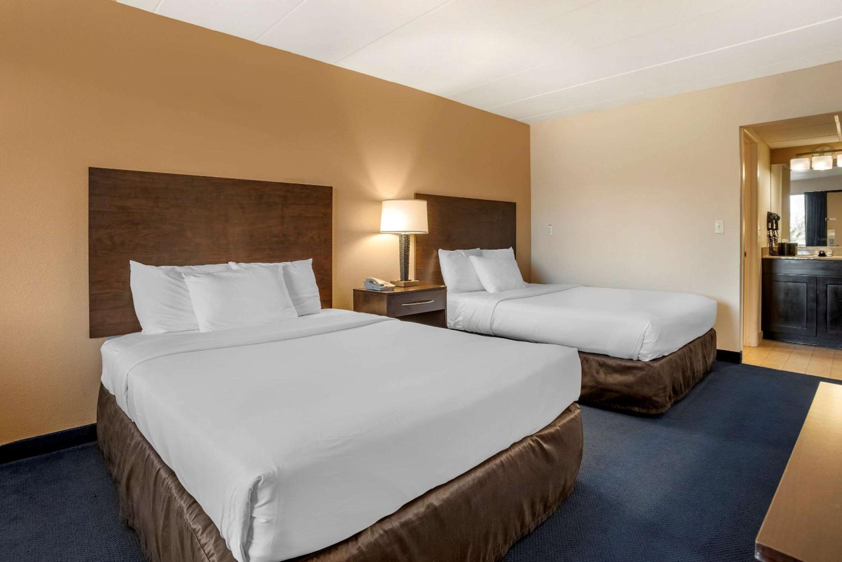 Queen Room with Two Queen Beds - Non-Smoking - Photo 1