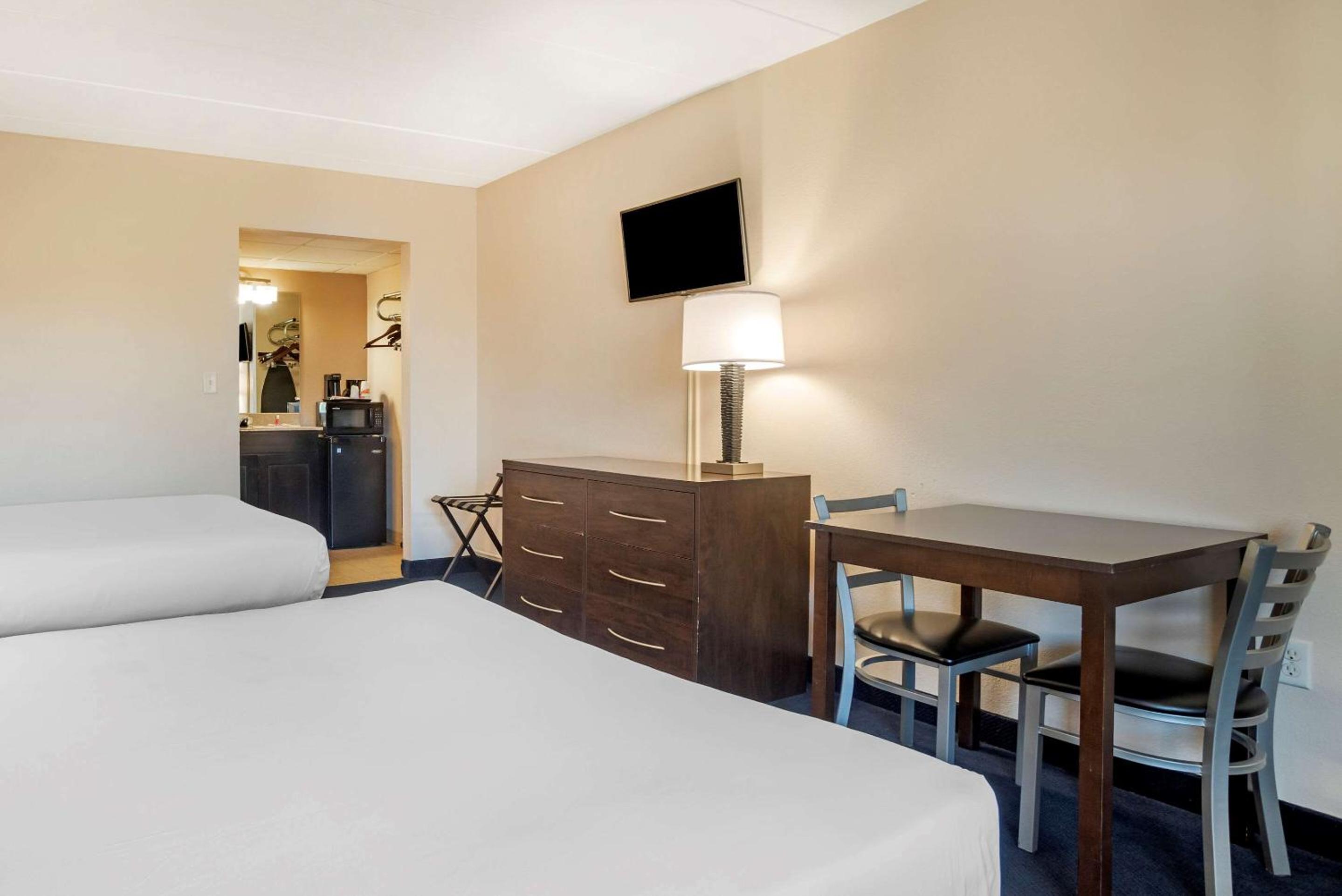 Queen Room with Two Queen Beds - Non-Smoking - Photo 2