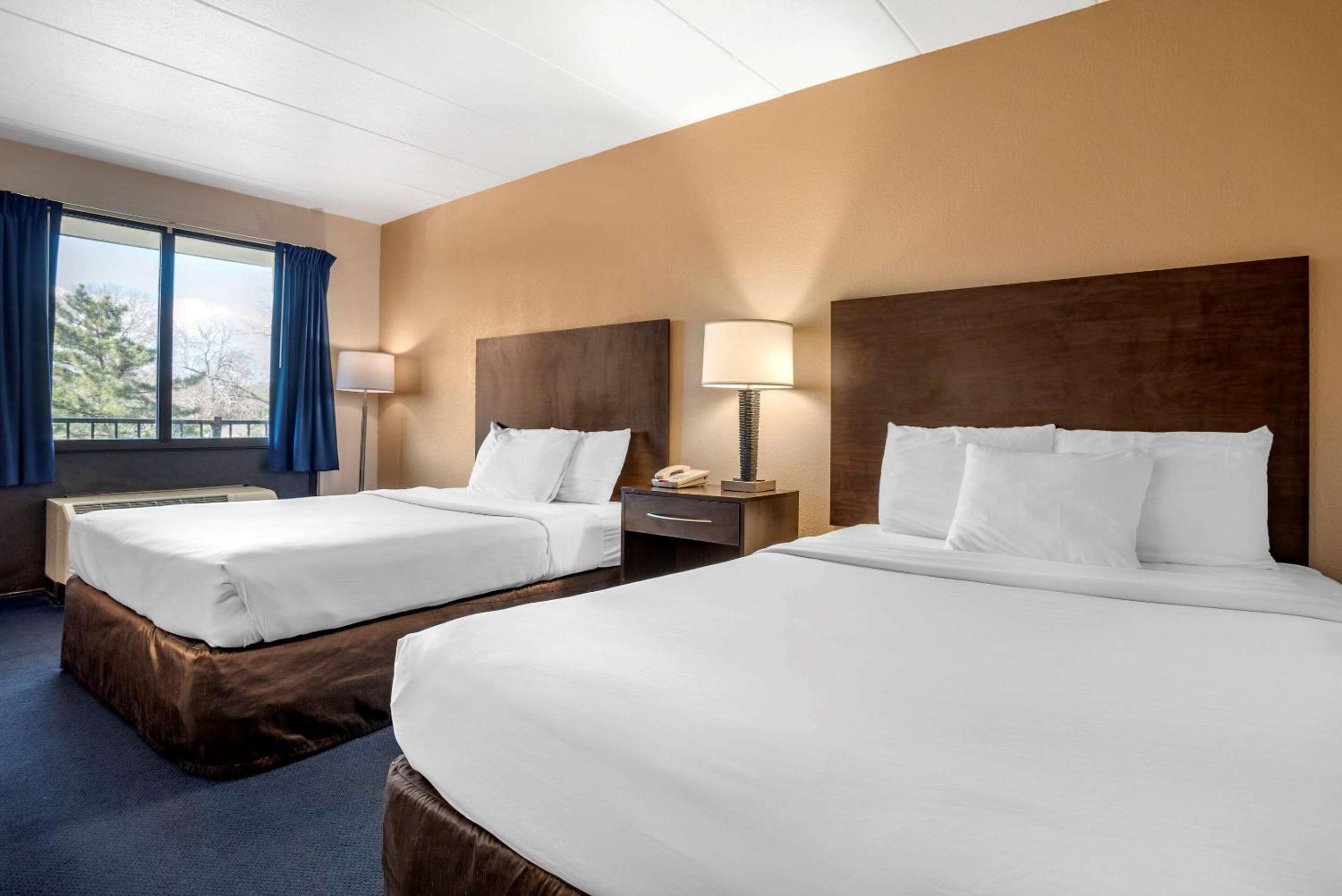 Queen Room with Two Queen Beds - Non-Smoking - Photo 3