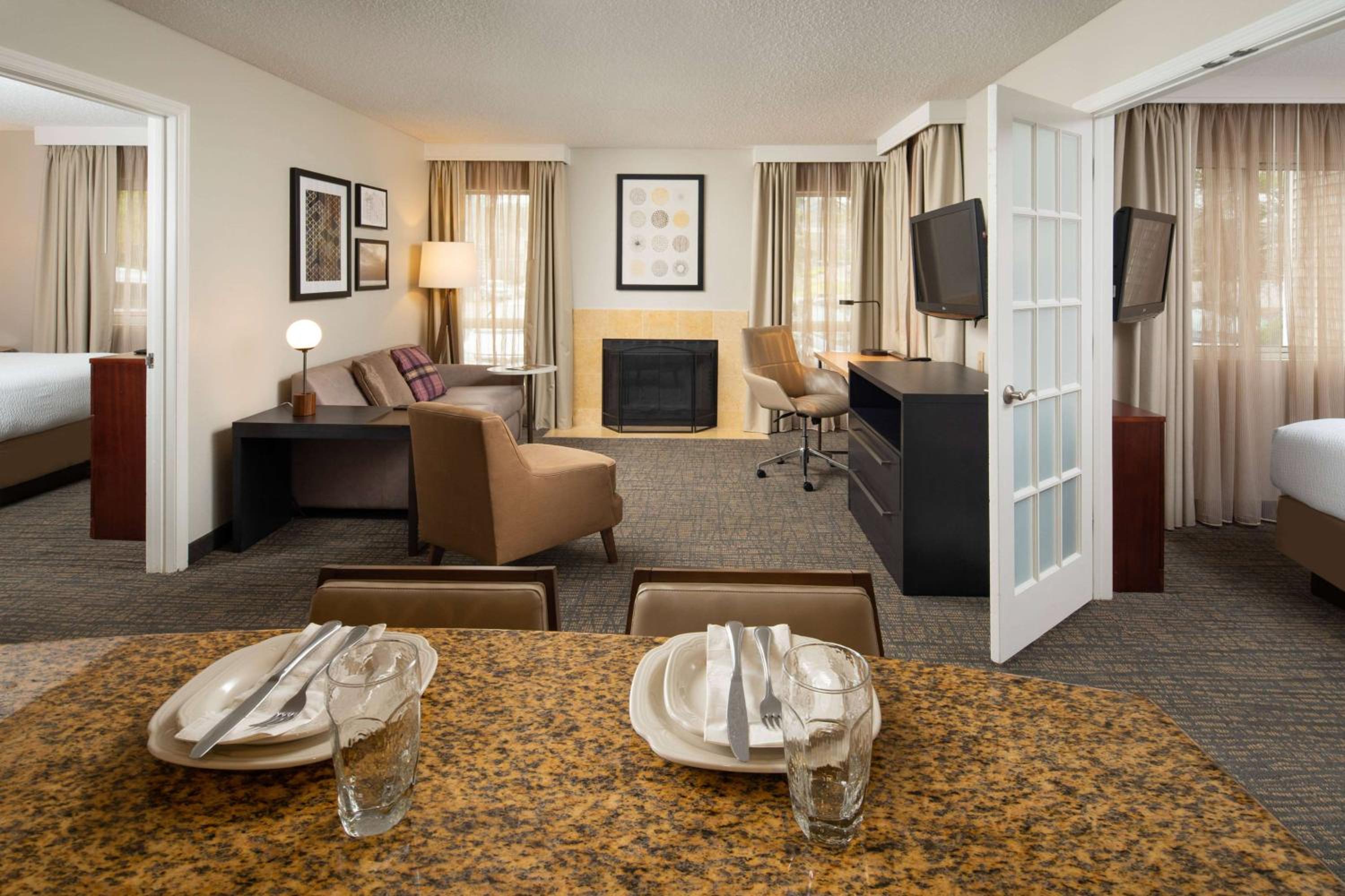 Two Bedroom Suite with Two Queen Beds - Photo 2