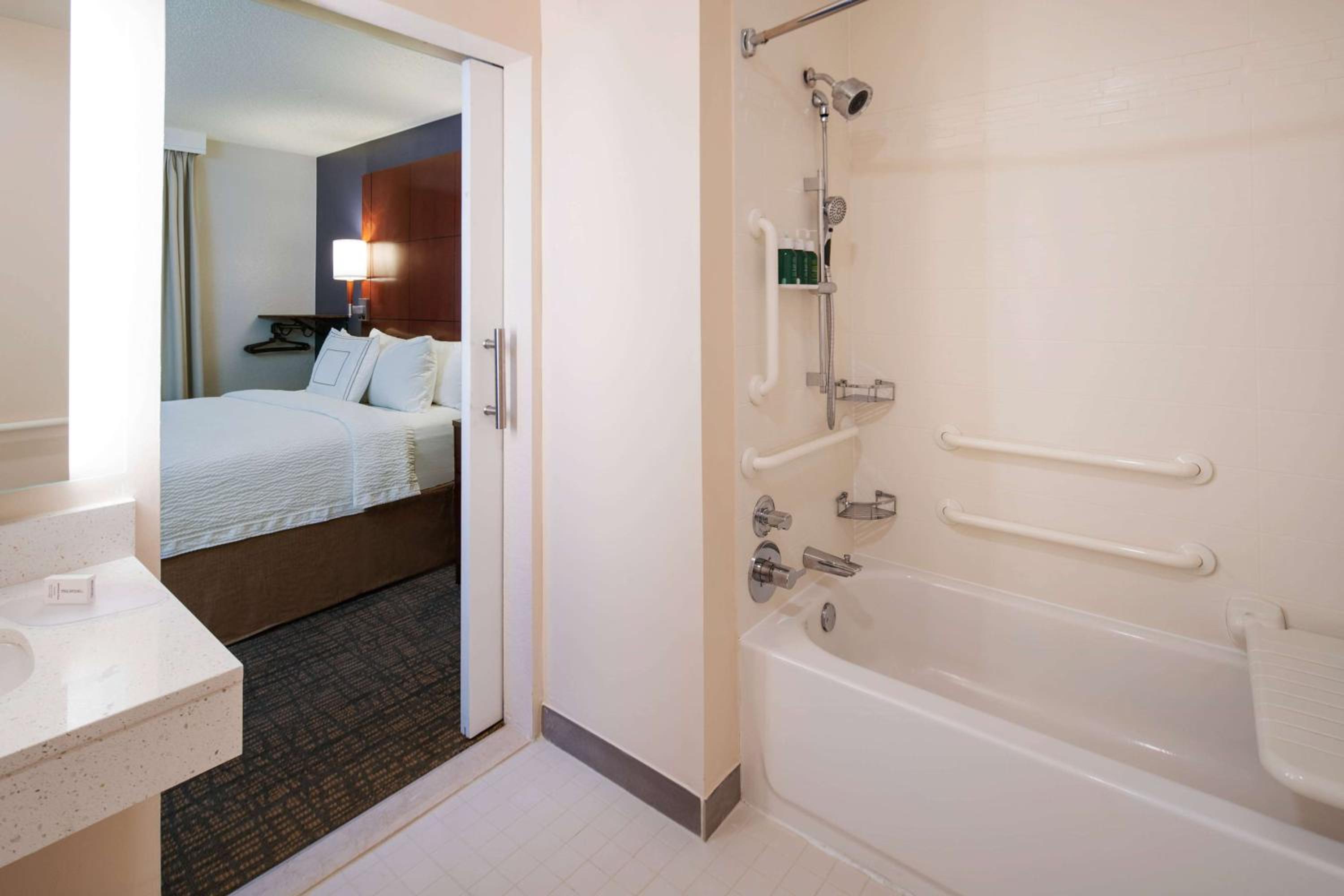 Queen Studio Suite - Photo 3