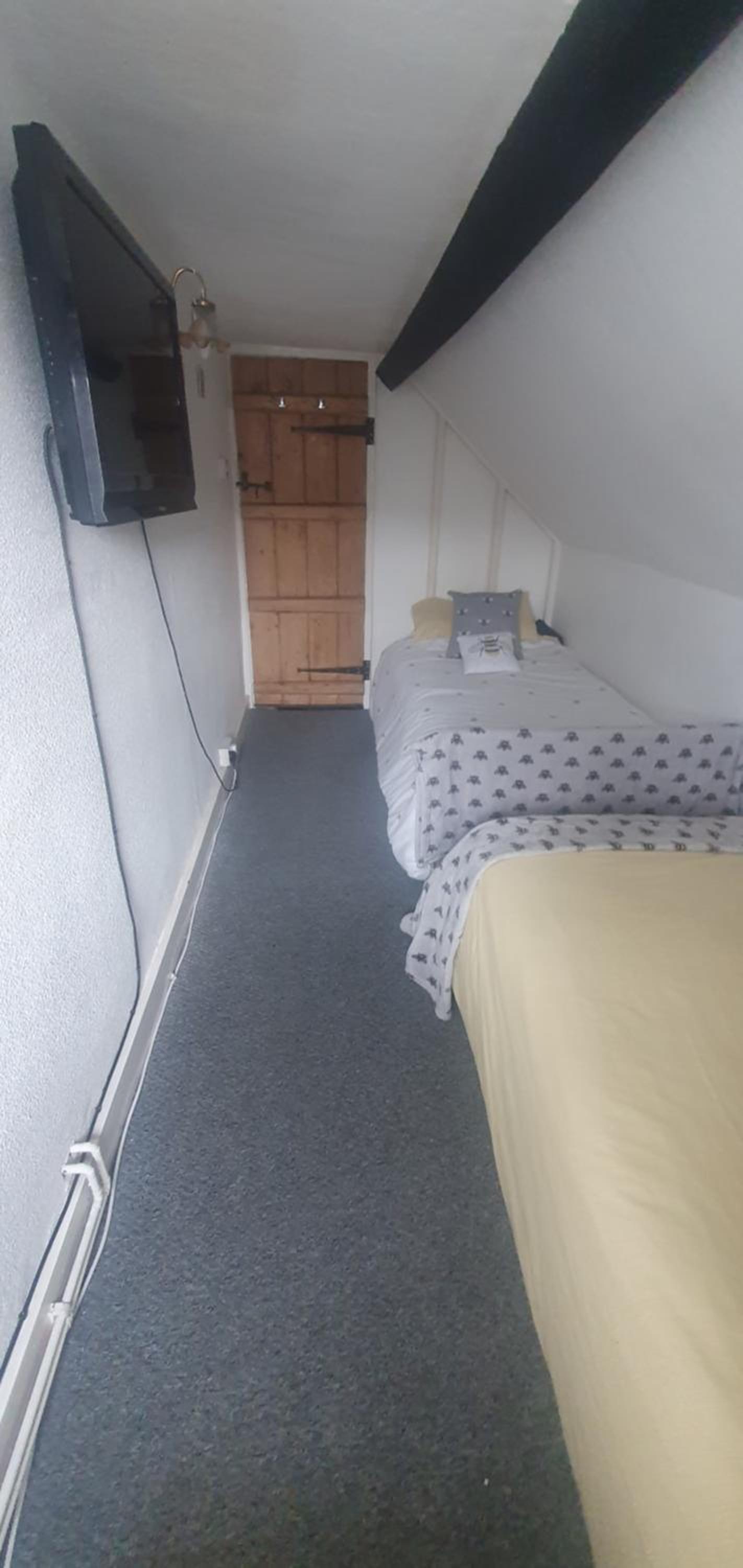 Economy Twin Room - Photo 7