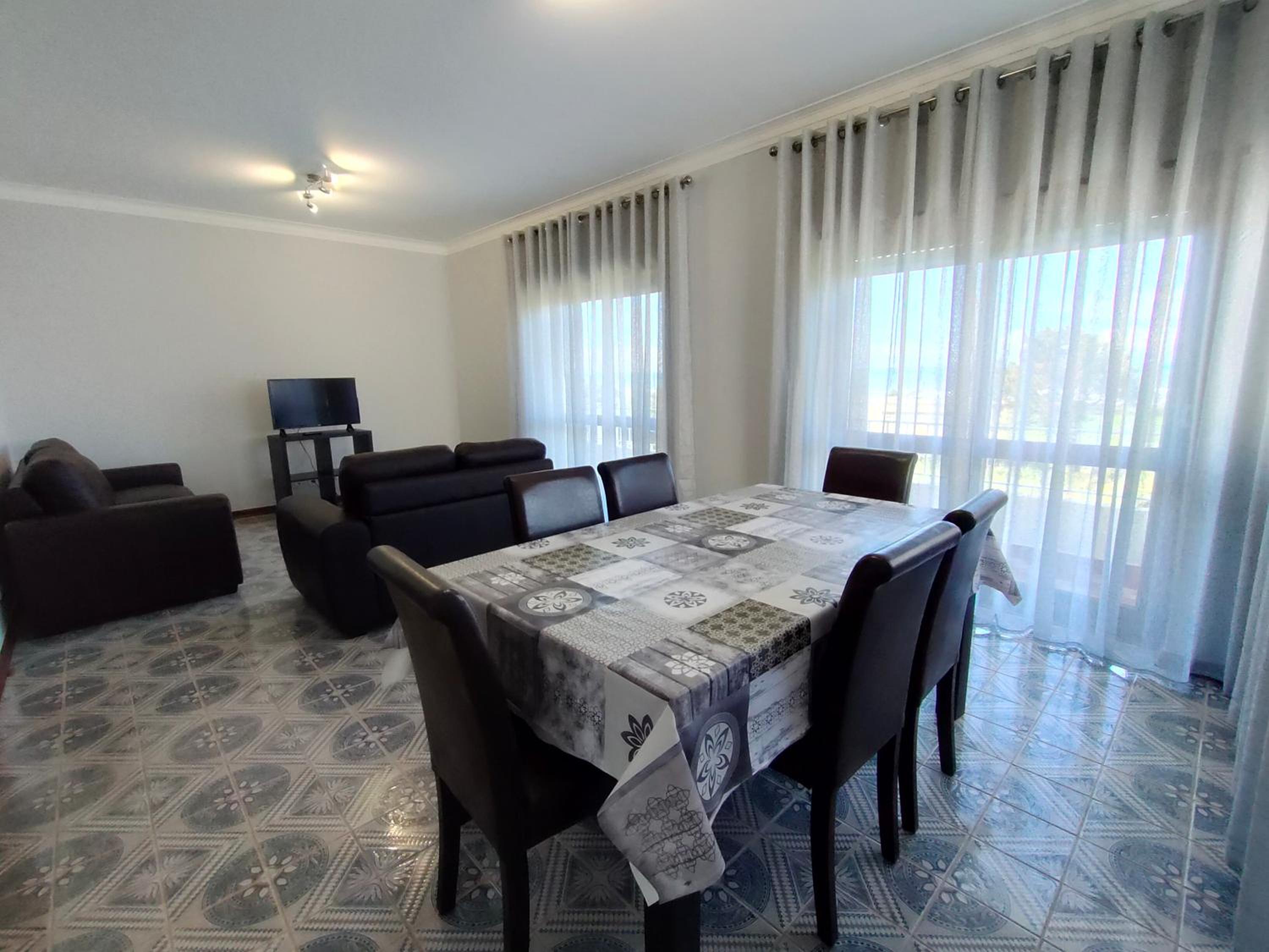 Three-Bedroom Apartment with Balcony - Photo 9