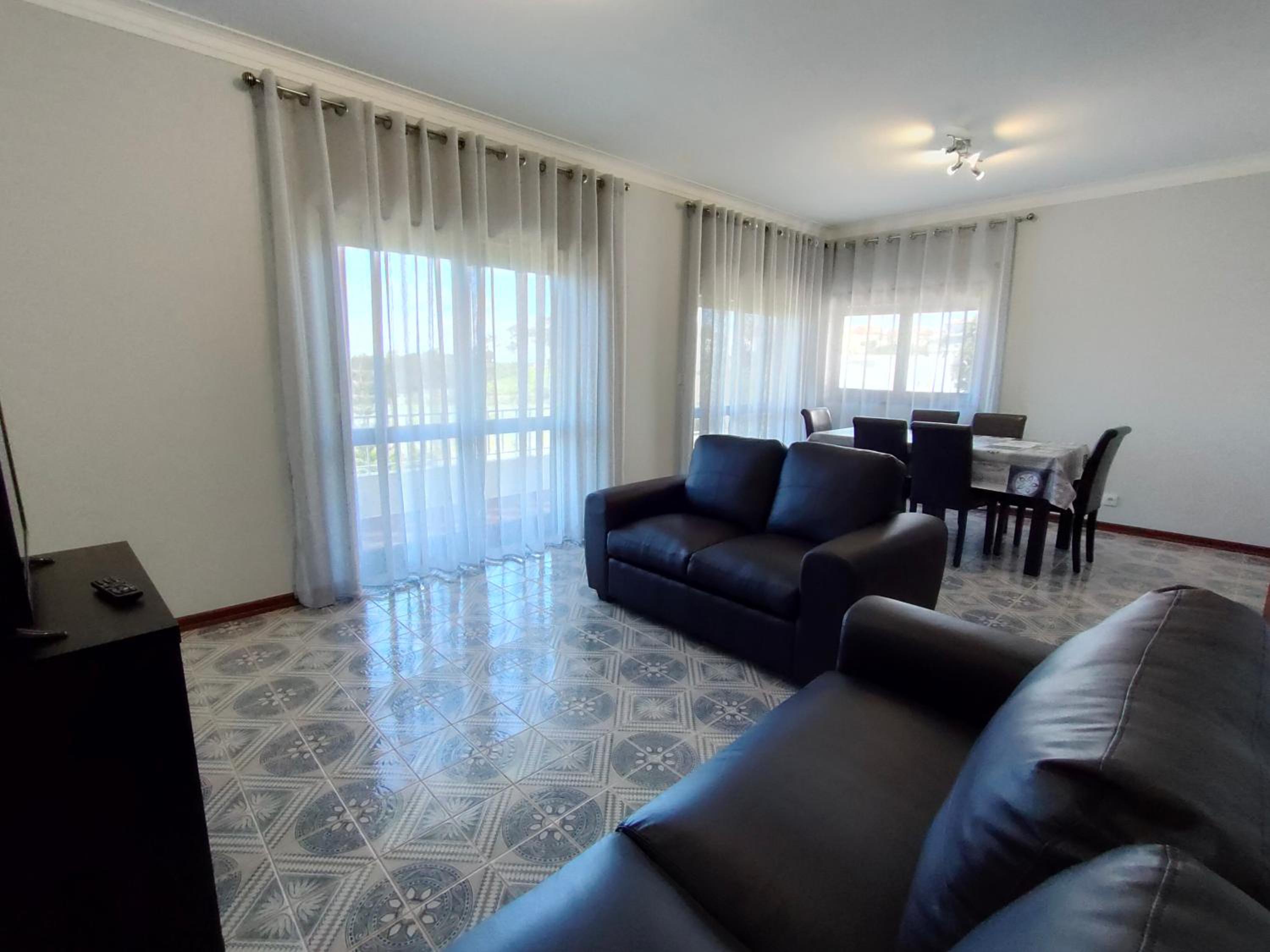 Three-Bedroom Apartment with Balcony - Photo 8