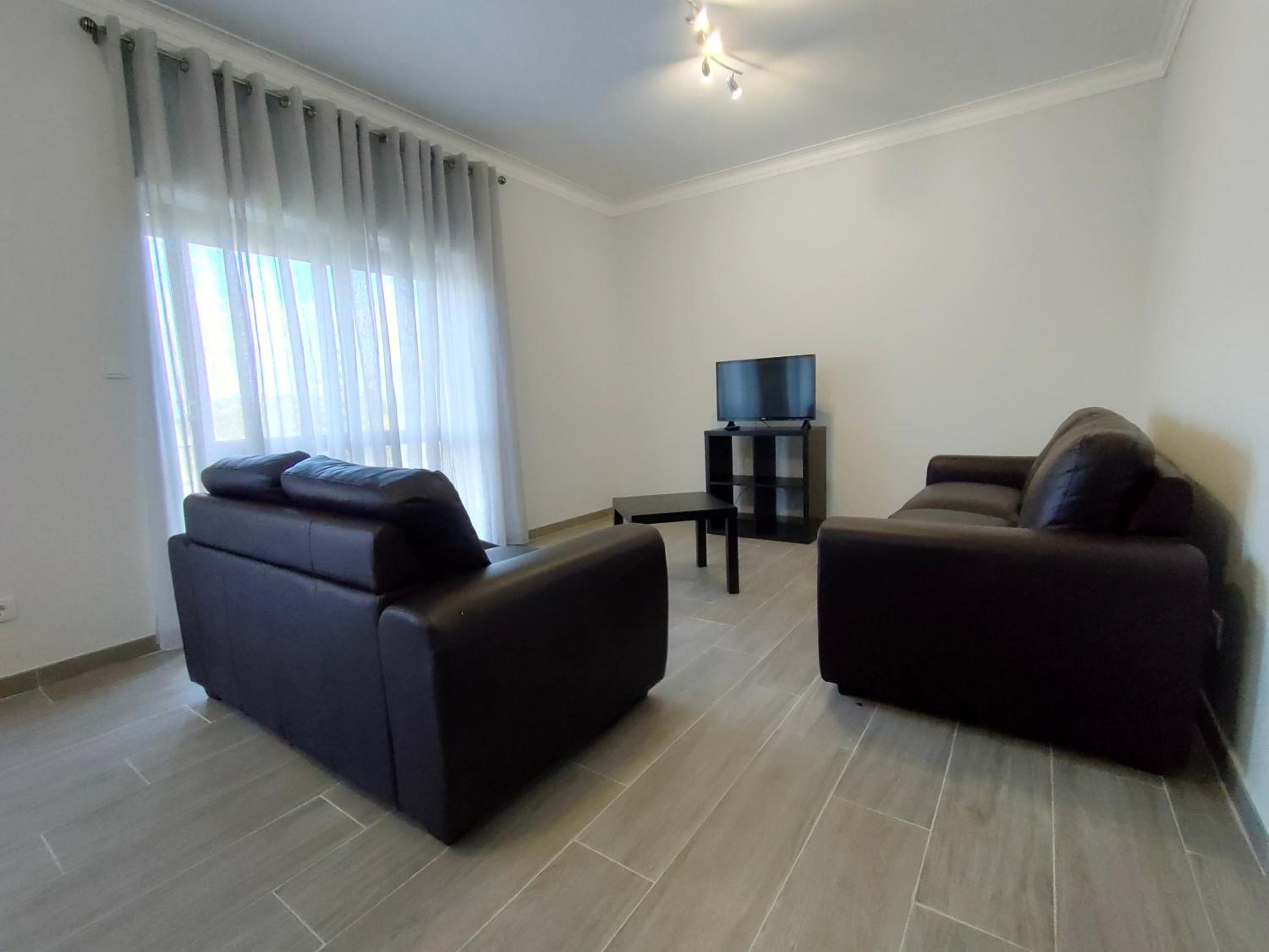 Three-Bedroom Apartment with Balcony - Photo 3