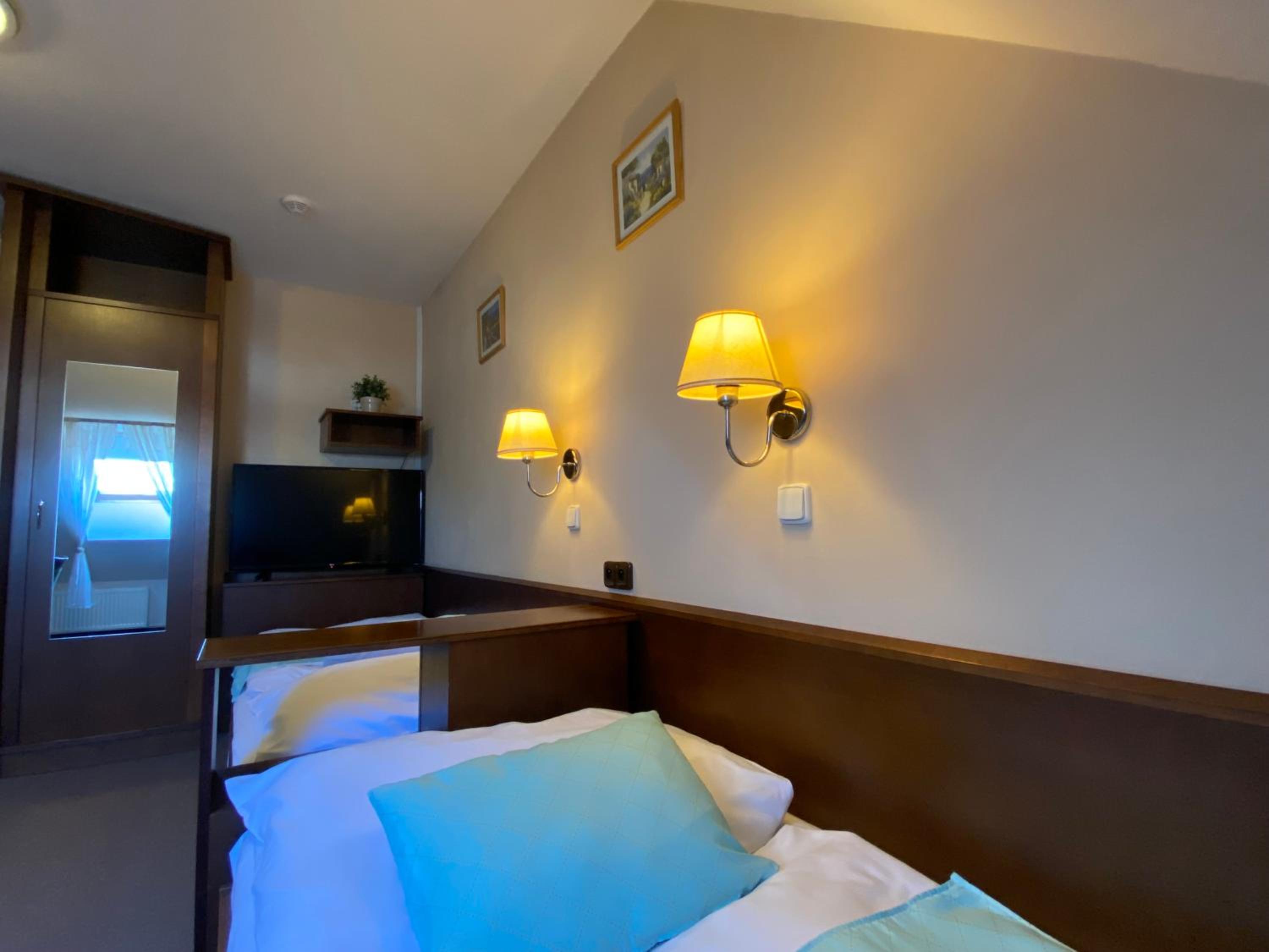 Standard Twin Room - Photo 10
