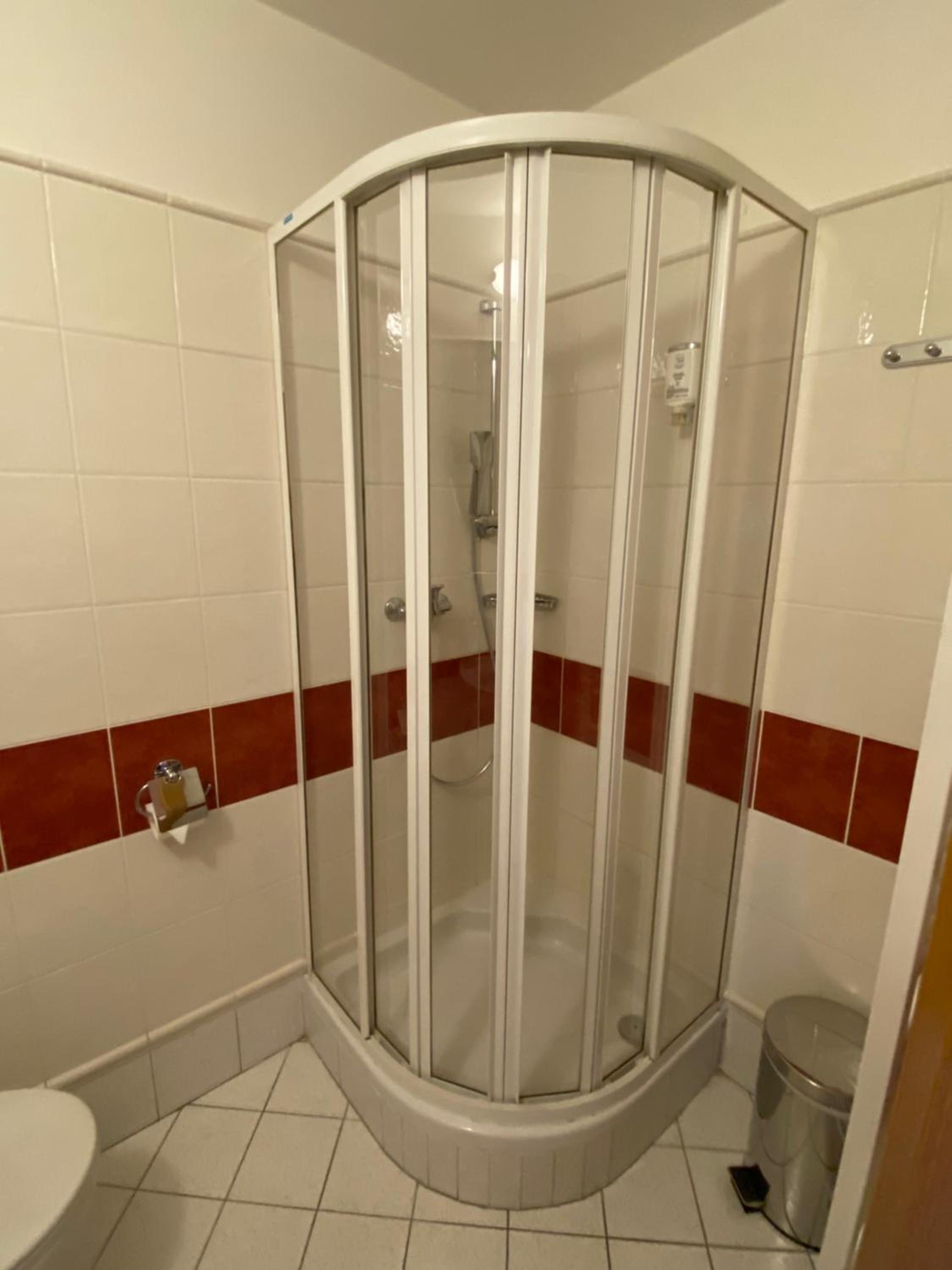 Standard Twin Room - Photo 3