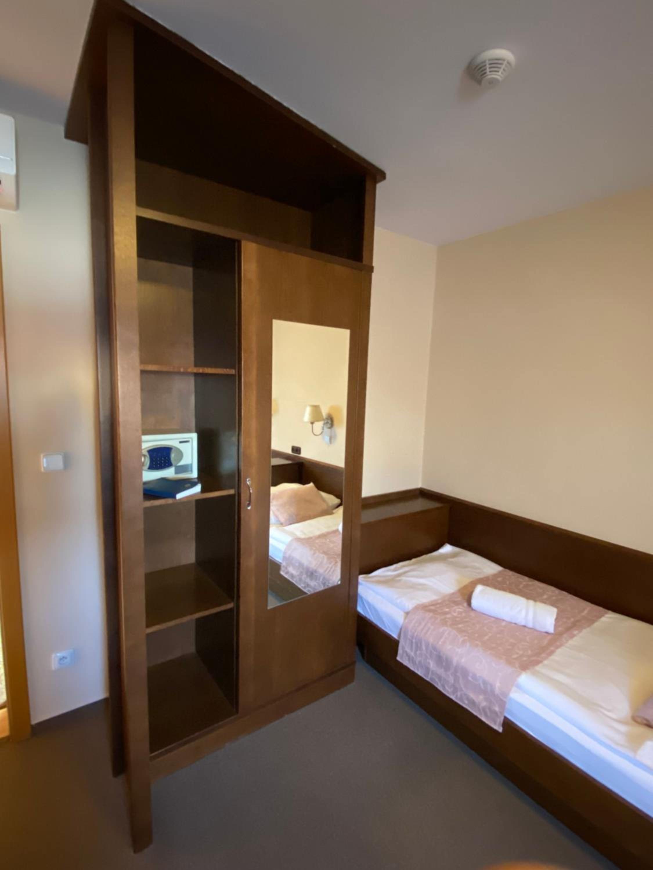 Standard Twin Room - Photo 9