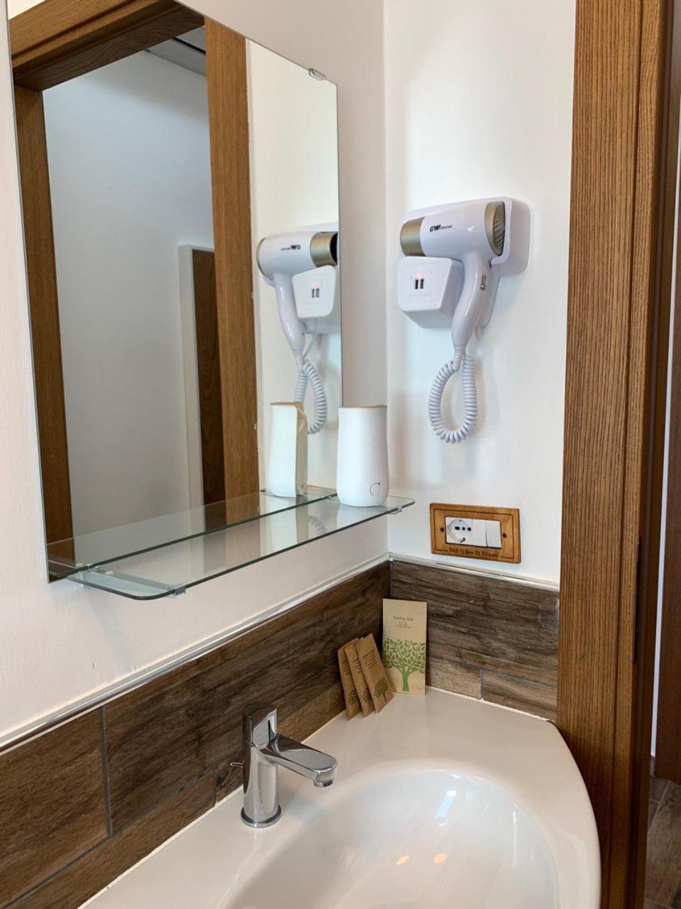 Double Room with Private Bathroom - Photo 10