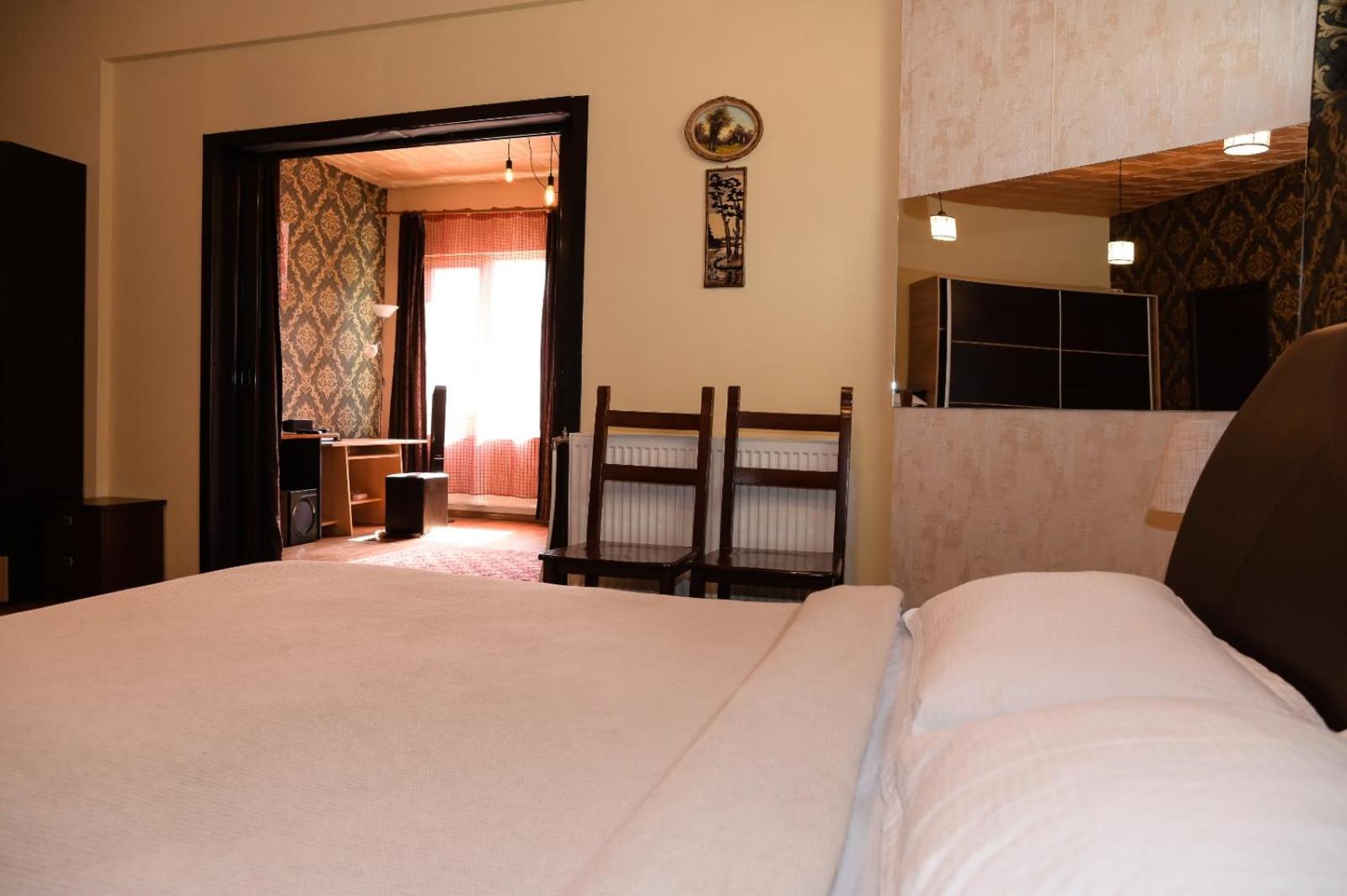 Deluxe Family Suite - Photo 8