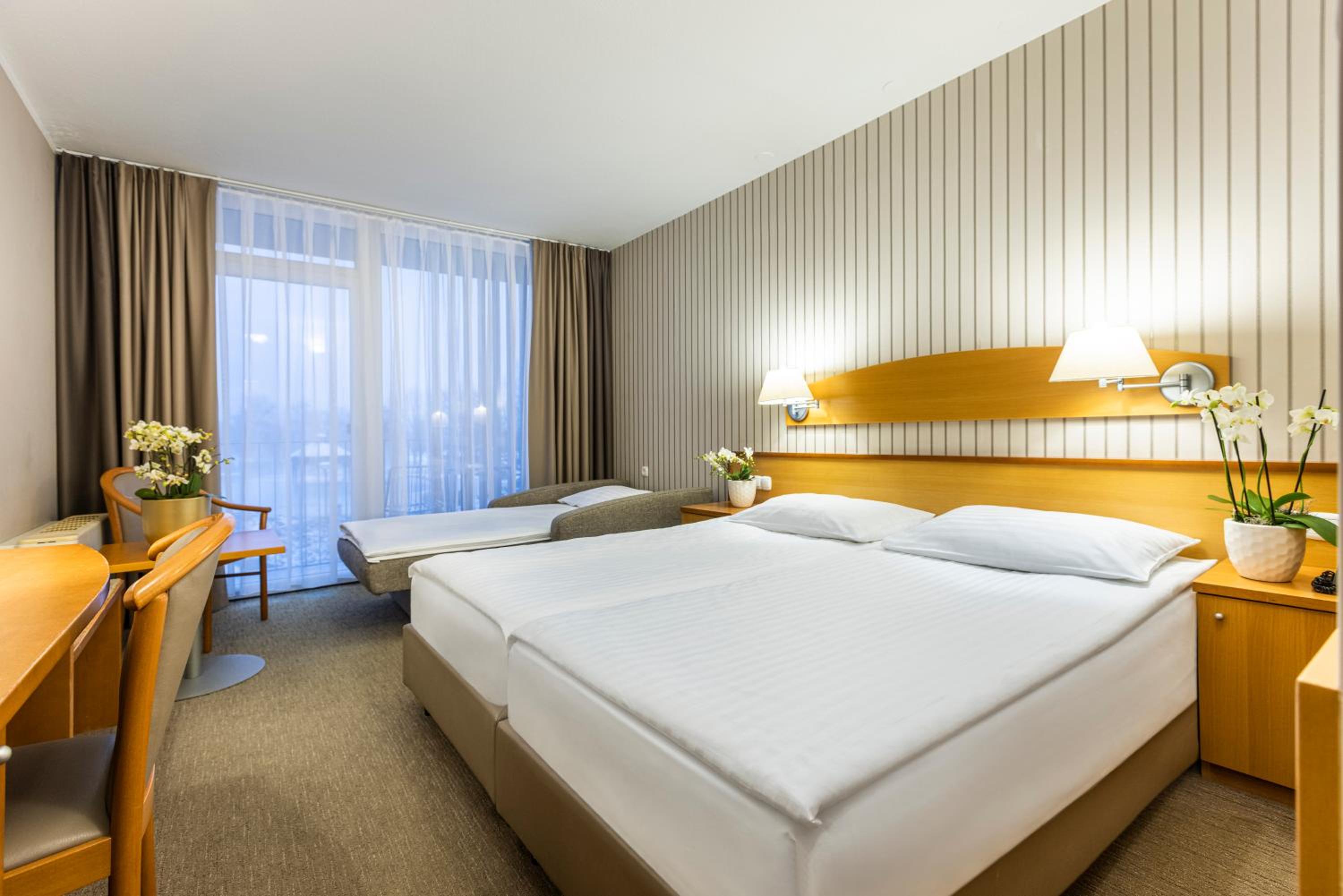 Double Room with Extra Bed - Photo 2