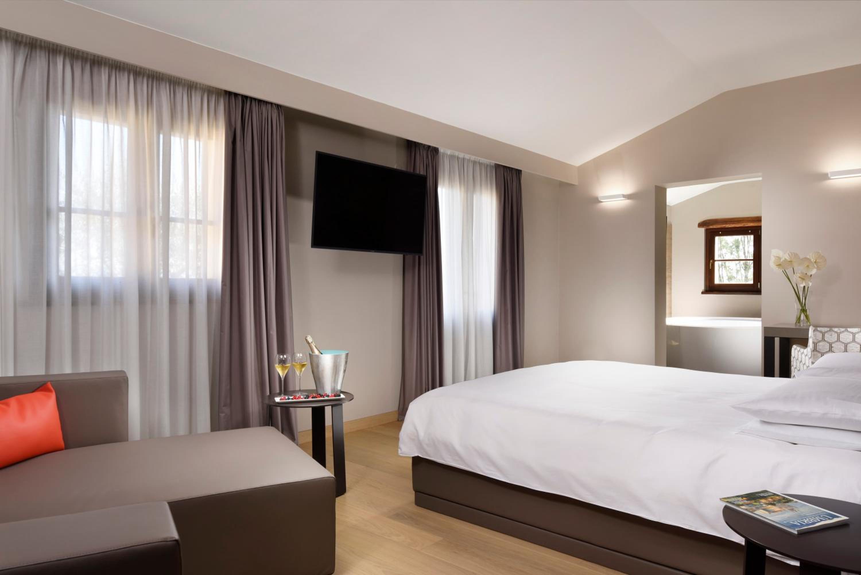 Suite with Spa Bath and Spa Access photo 3