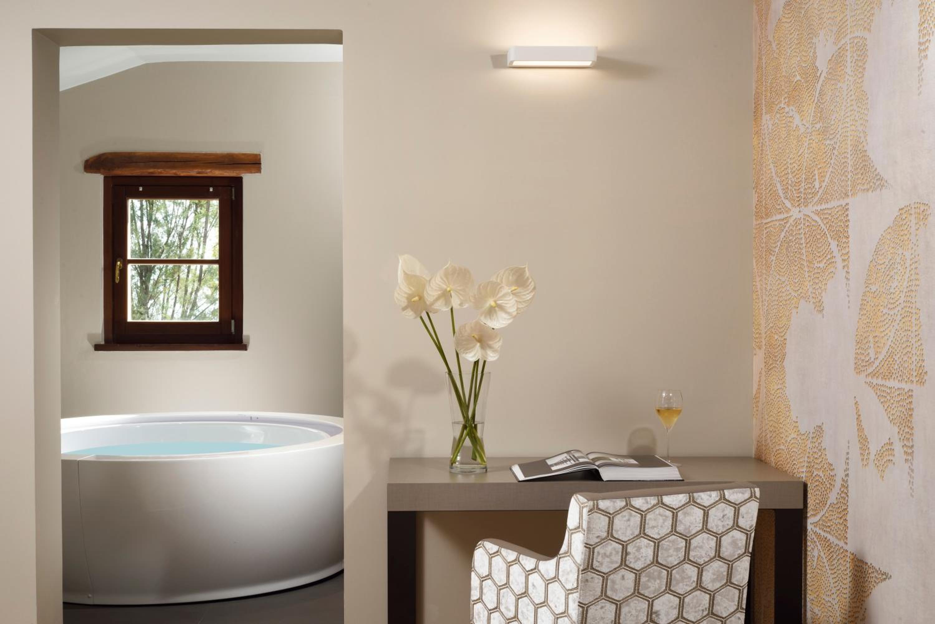 Suite with Spa Bath and Spa Access photo 2