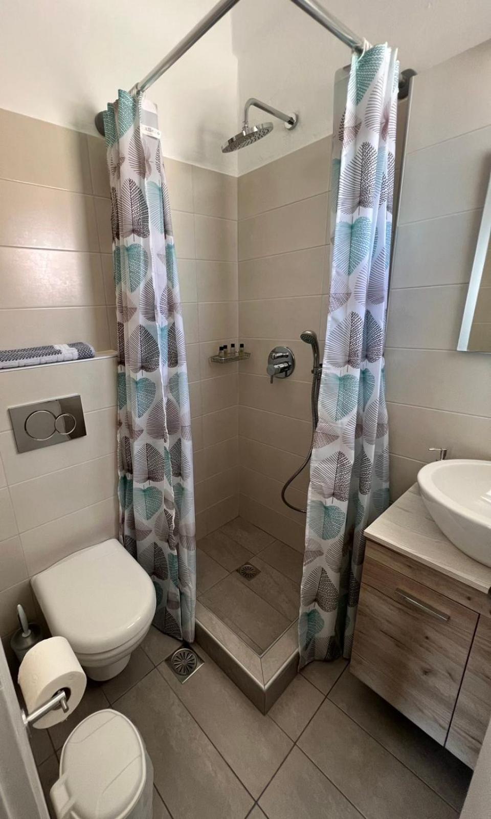 Double Room with Balcony and Sea View - Photo 3
