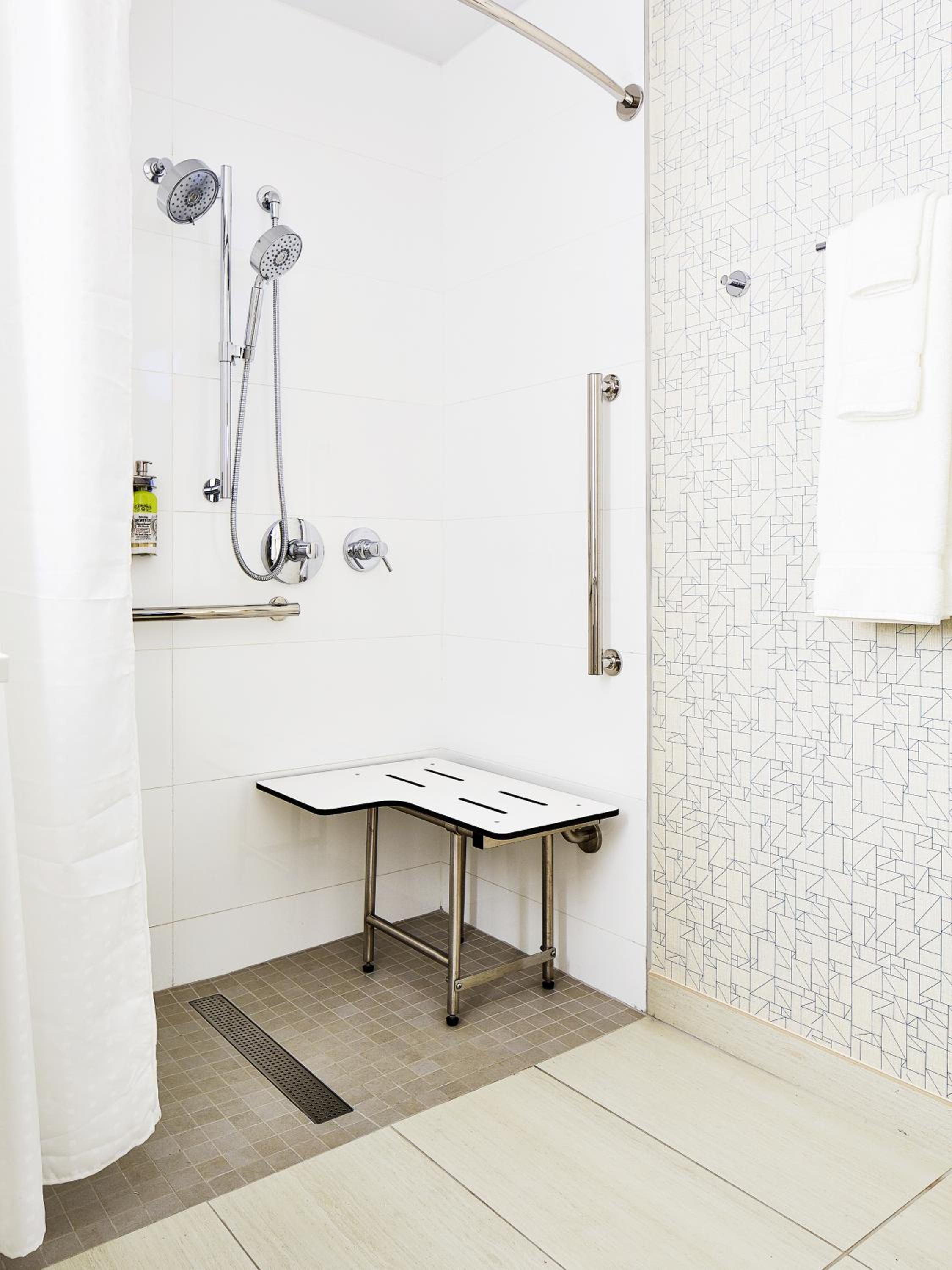 Double Room with Two Double Beds - Hearing Accessible - Roll in Shower - Photo 4