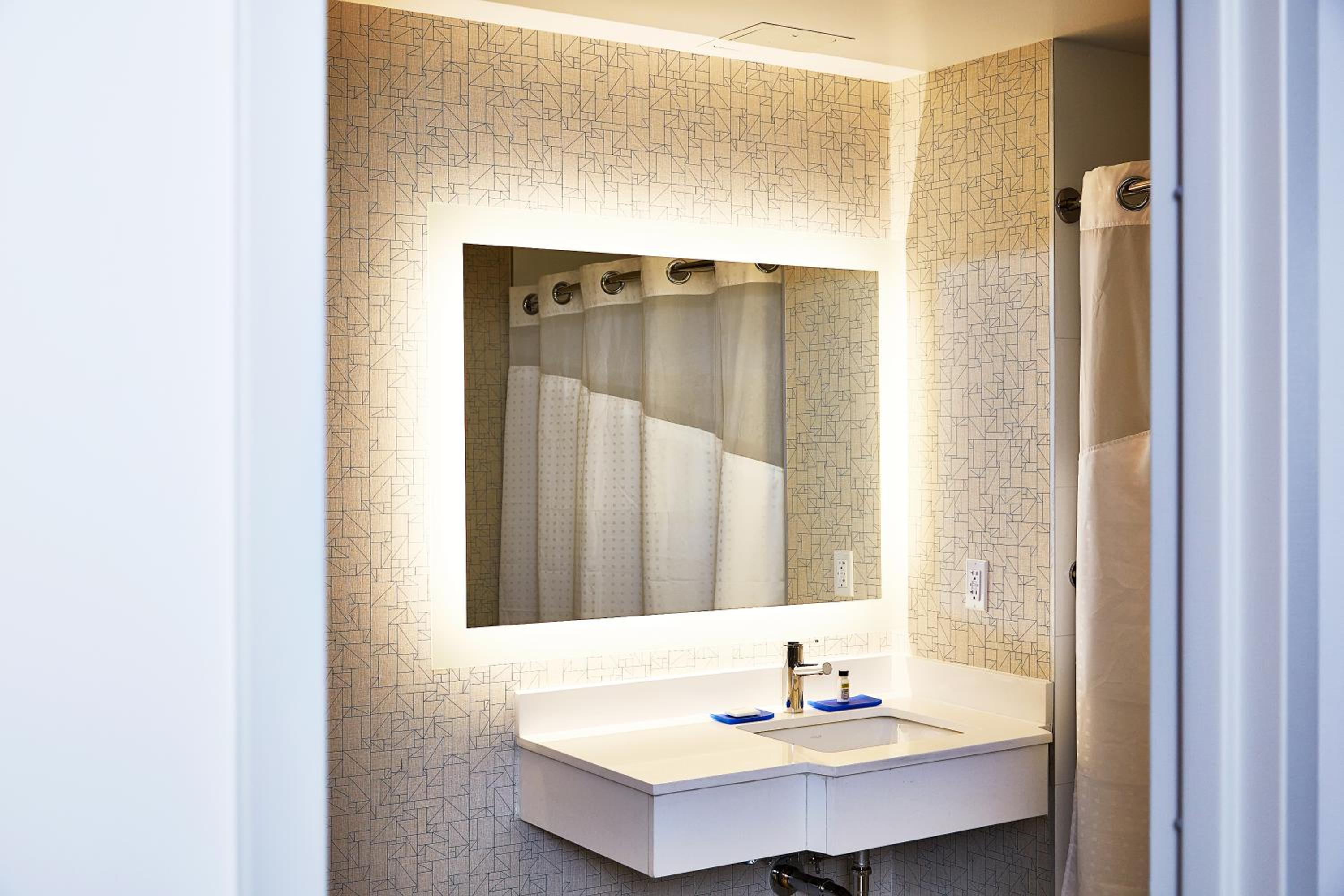 King Room - Hearing Accessible - Roll-in Shower - Photo 2