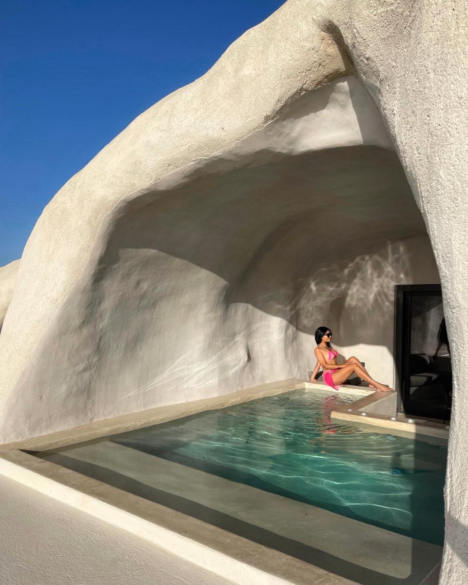 Astral Cave Suite with Private Jacuzzi-Caldera View photo 2