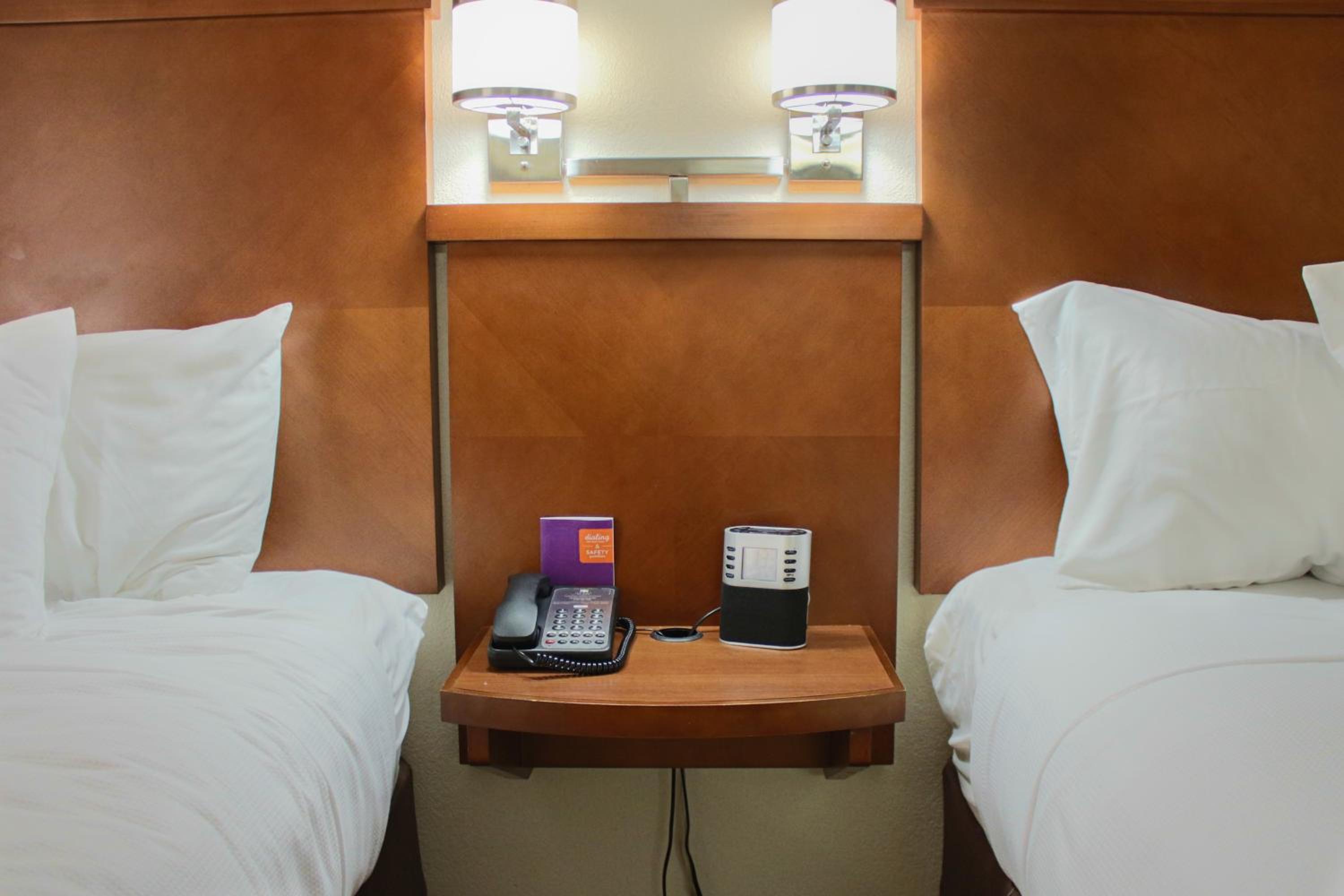 Double Room with Two Double Beds and Sofa Bed - Photo 3