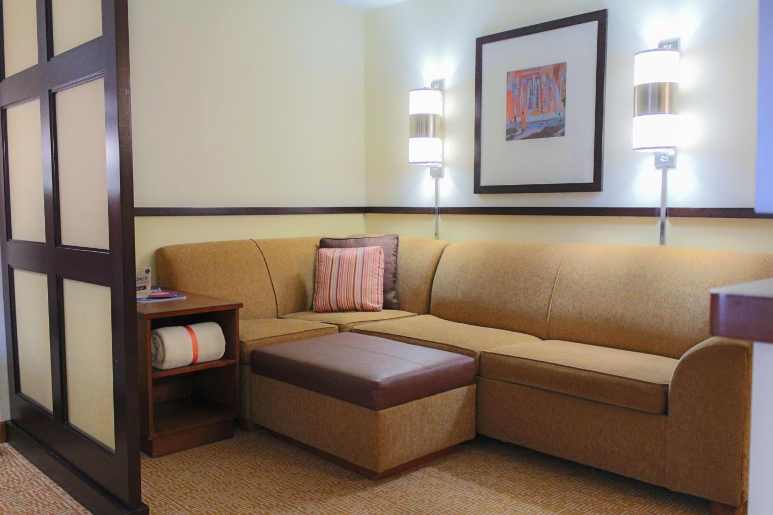 King Room with Sofa Bed - Photo 4