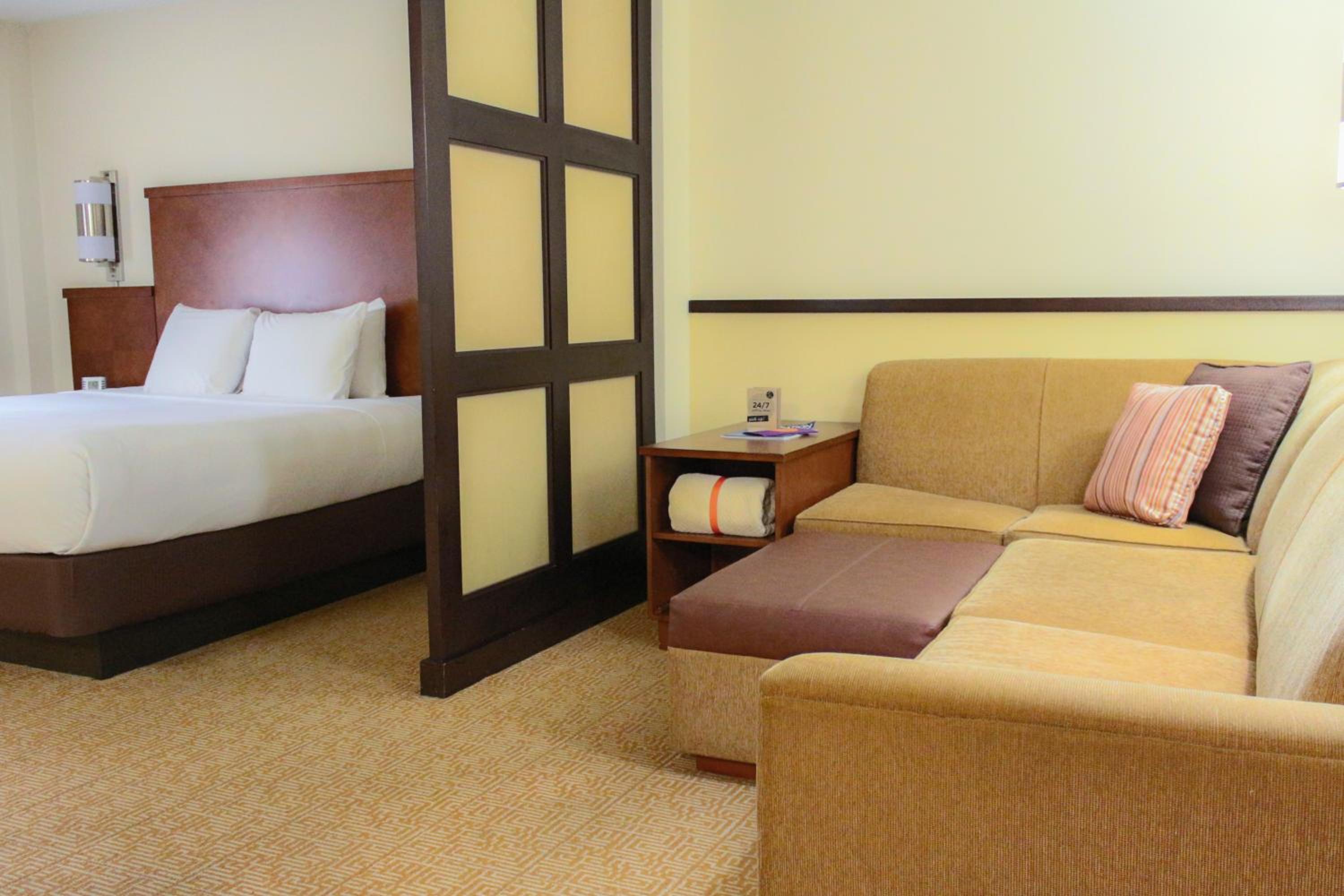 King Room with Sofa Bed - Photo 2