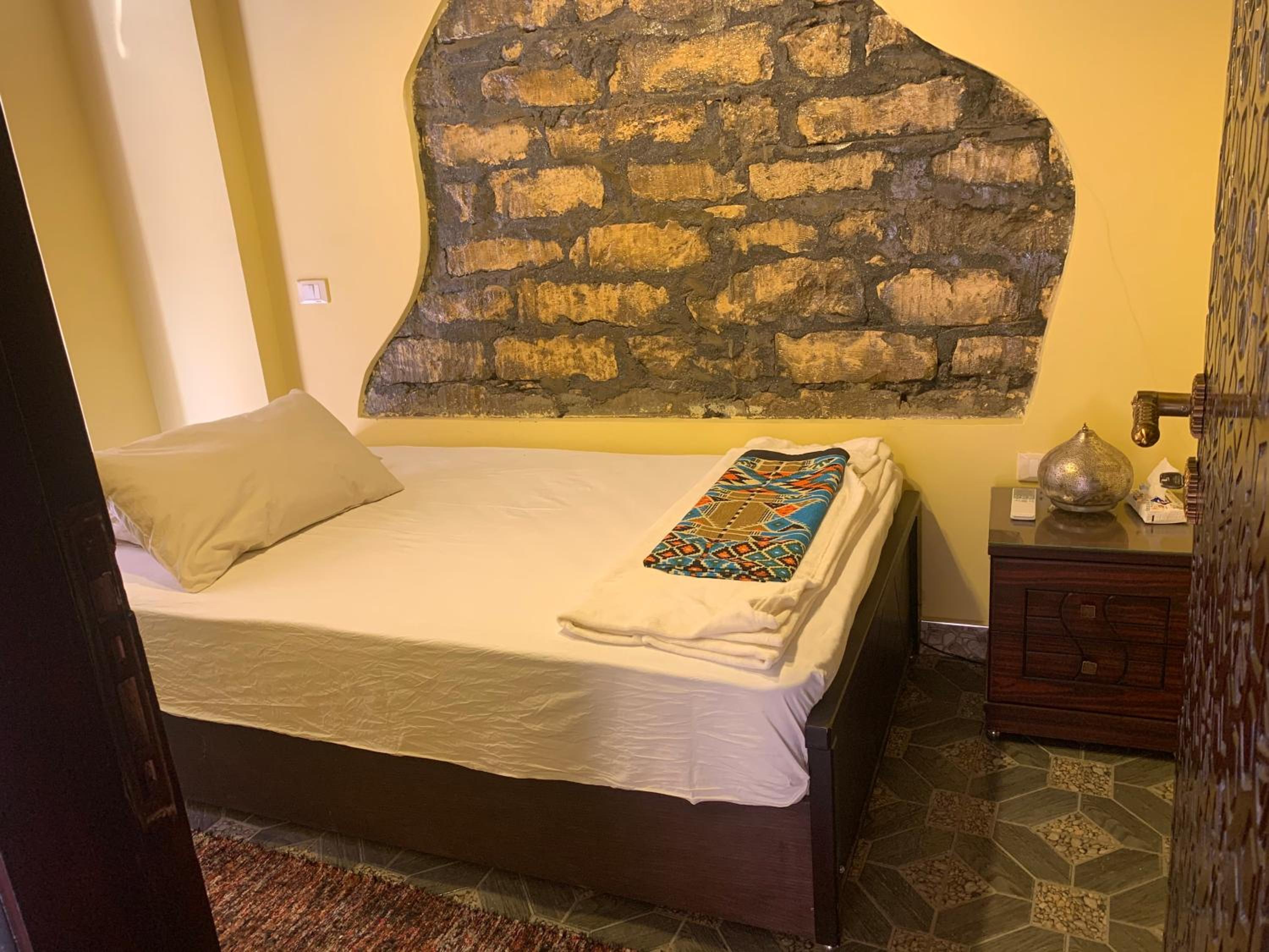 Single Room with Bathroom thumbnail 6