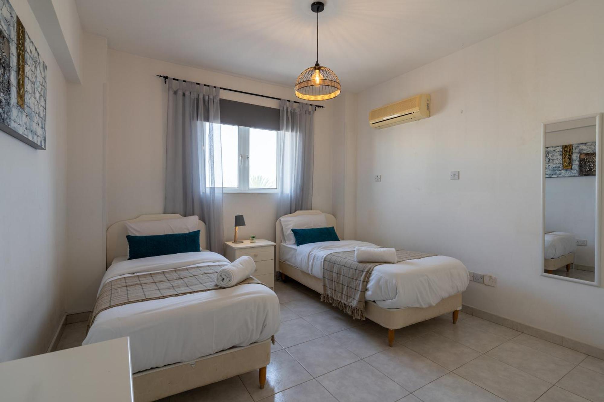 Apartment with Balcony - Photo 3