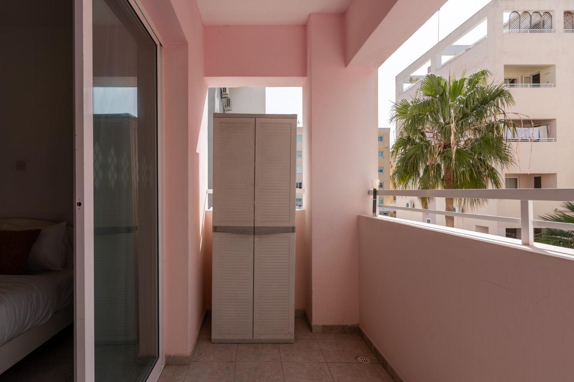 Apartment with Balcony - Photo 4