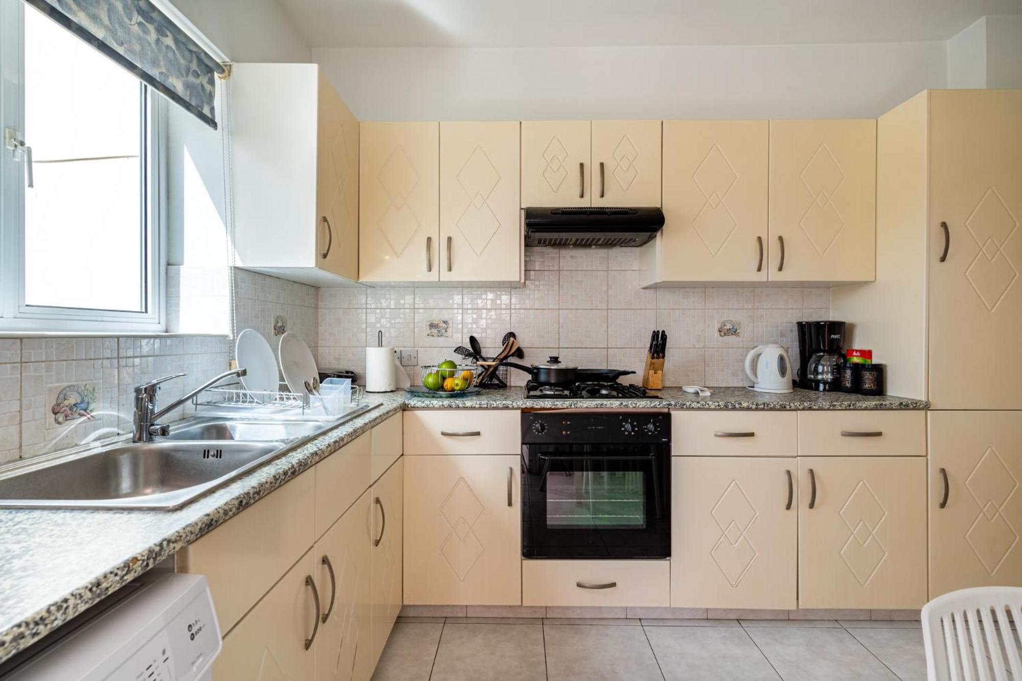 Apartment with Balcony - Photo 7
