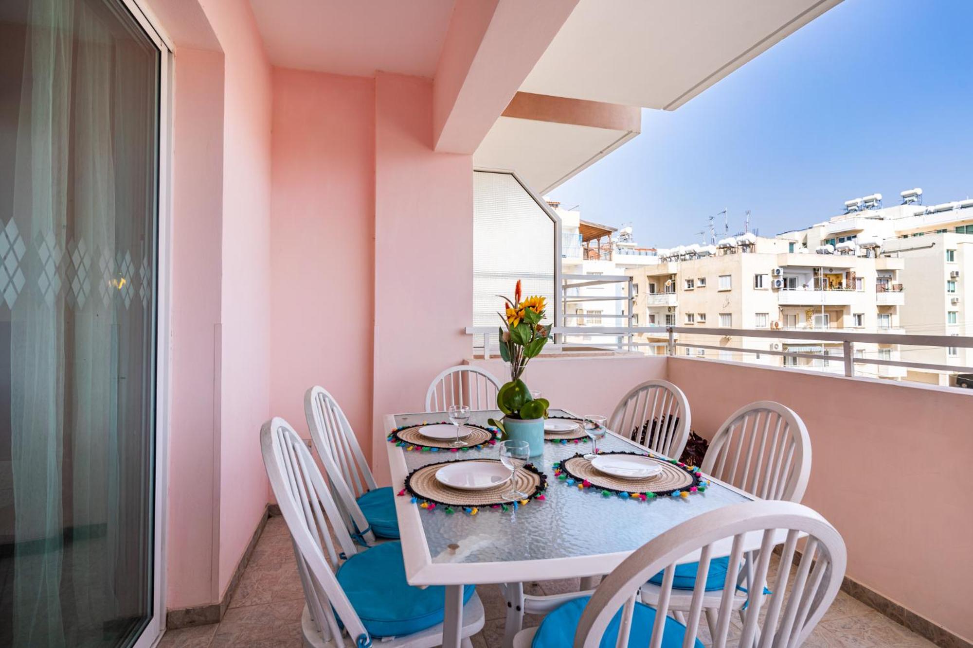 Apartment with Balcony - Photo 26