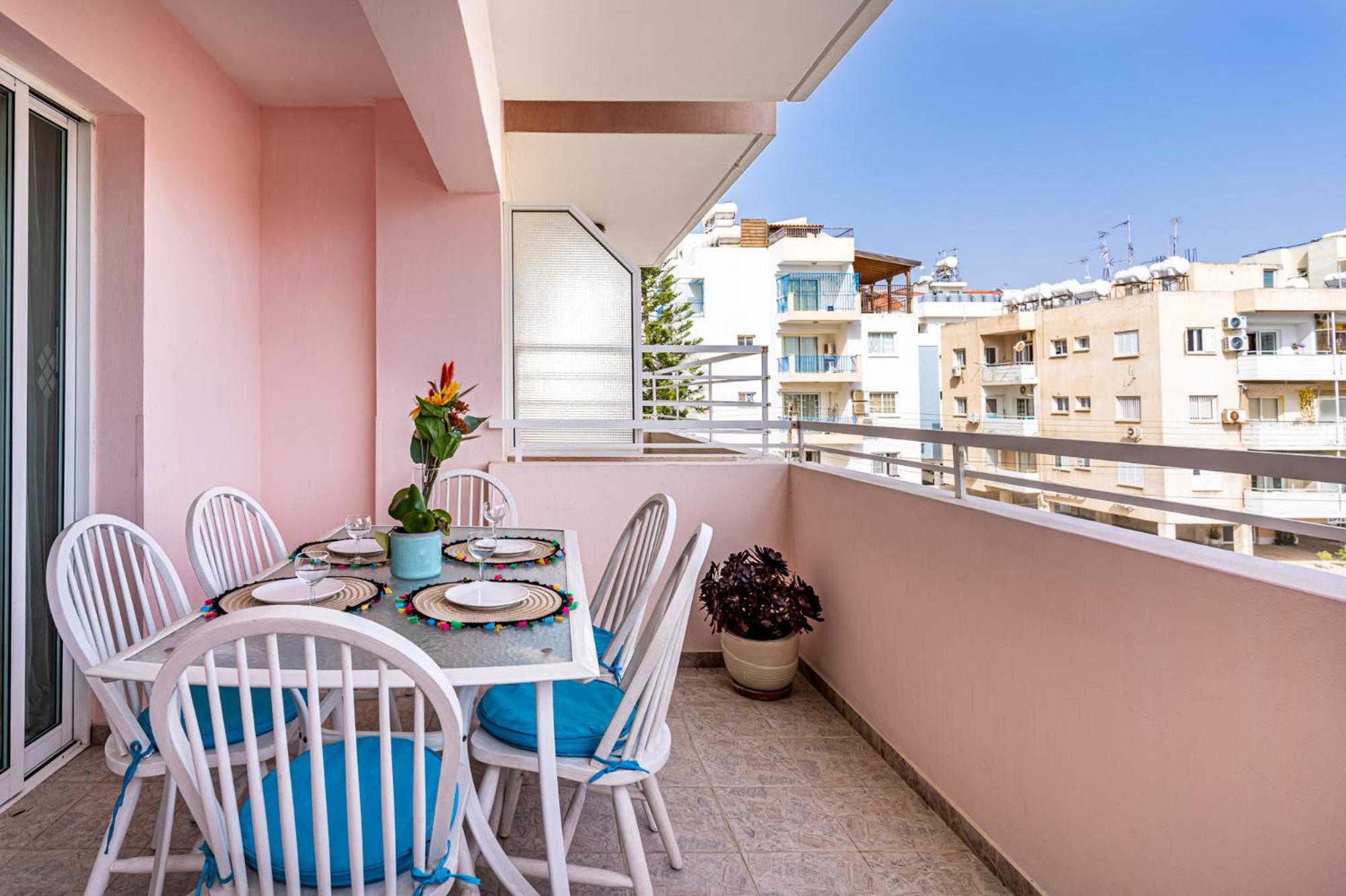 Apartment with Balcony - Photo 29