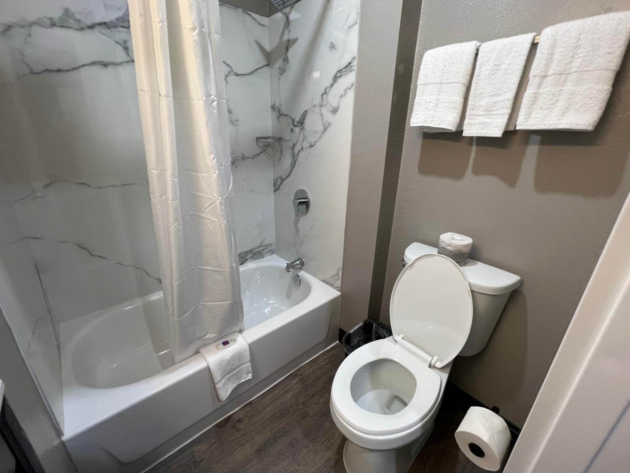 Quadruple Room - Disability Access photo 3
