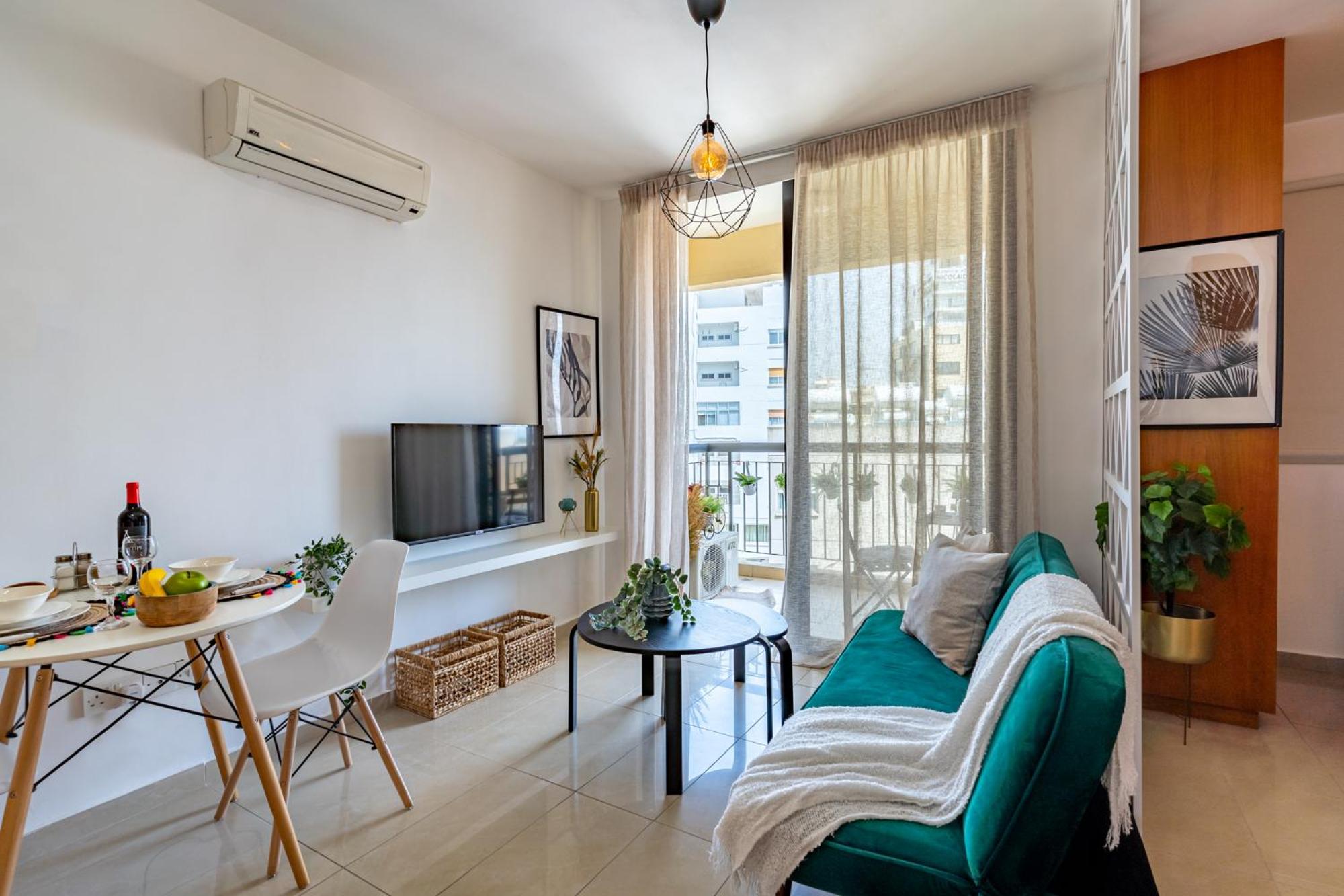Studio Apartment - Photo 1
