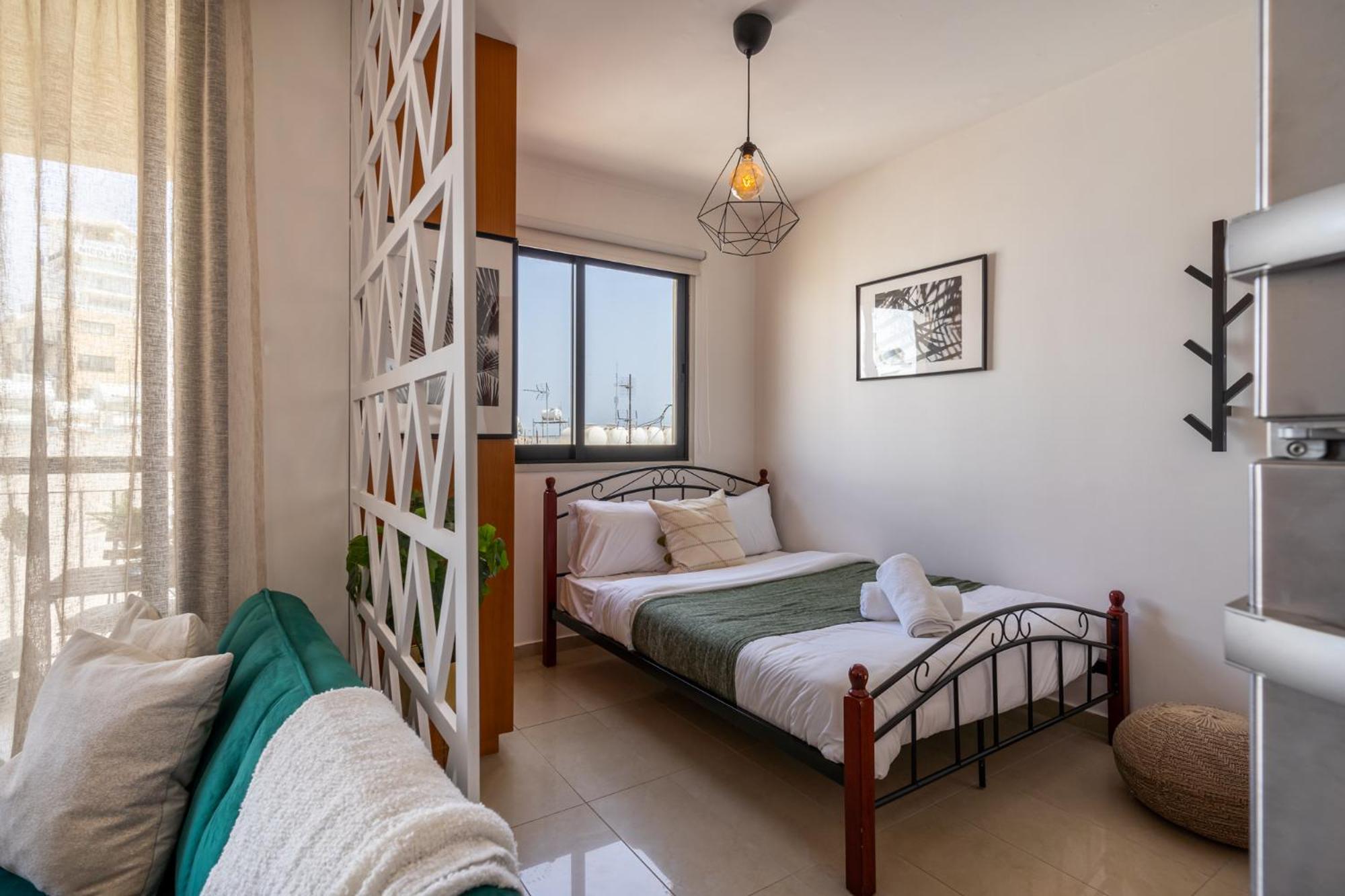 Studio Apartment - Photo 2