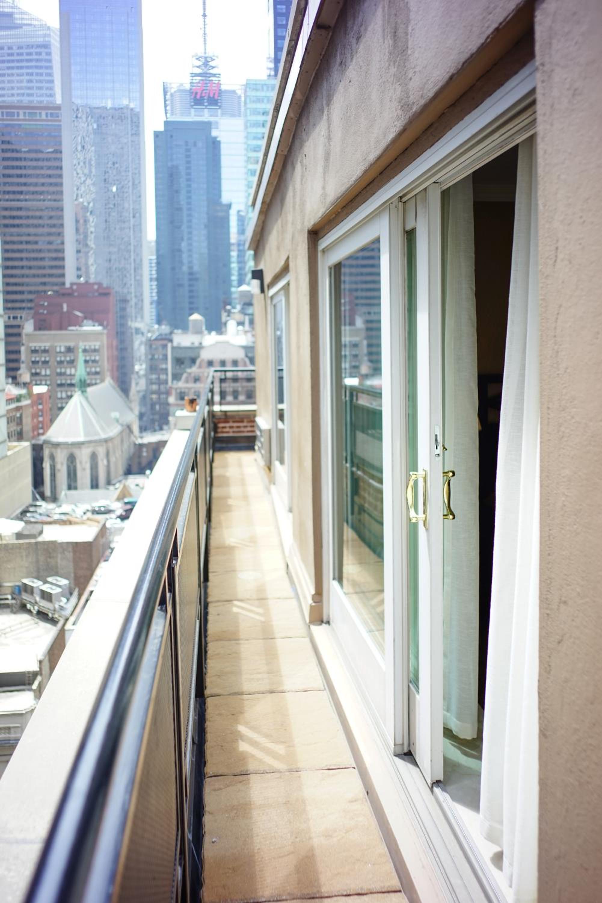 Penthouse One-Bedroom Apartment with King Bed photo 2