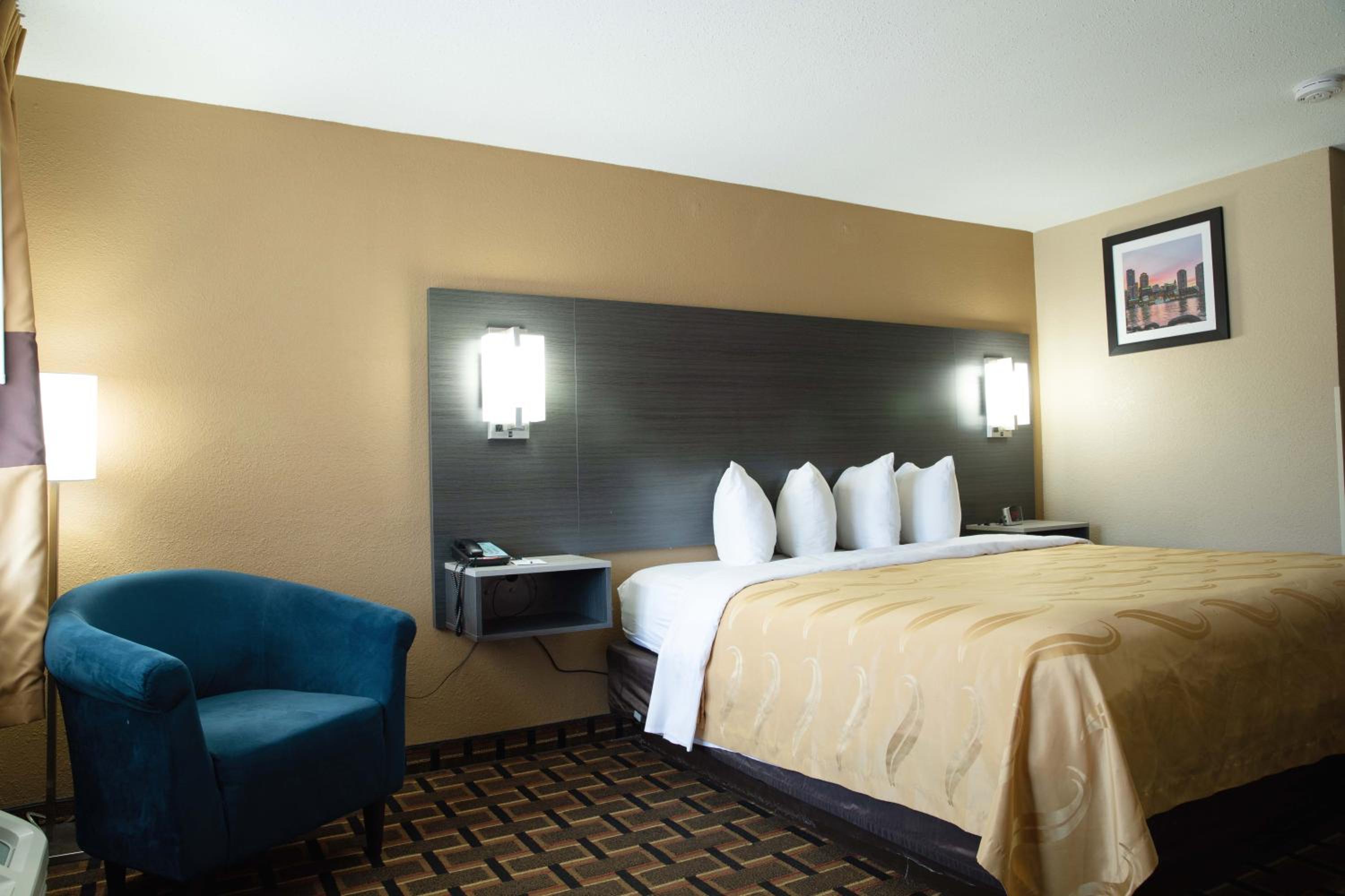 Non-Smoking - King Room photo 2