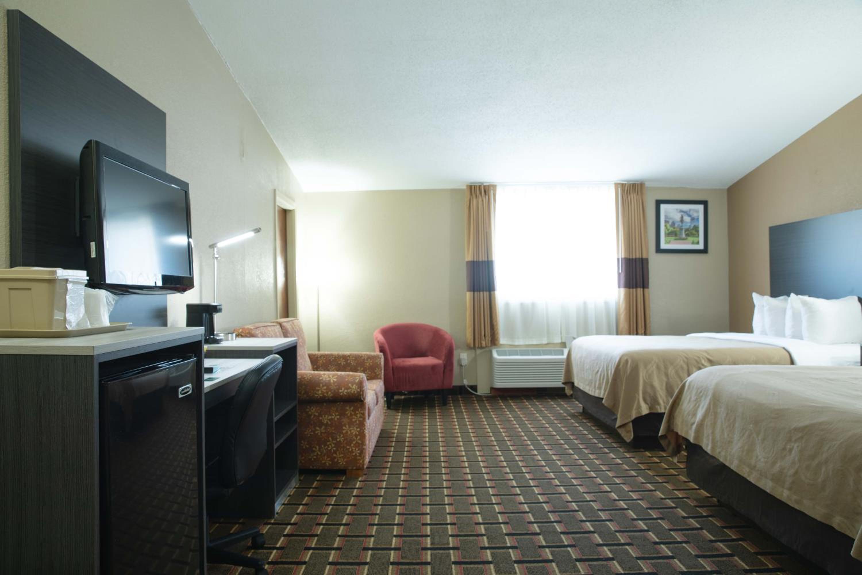 Deluxe Queen Room with Two Queen Beds - Non-Smoking photo 3
