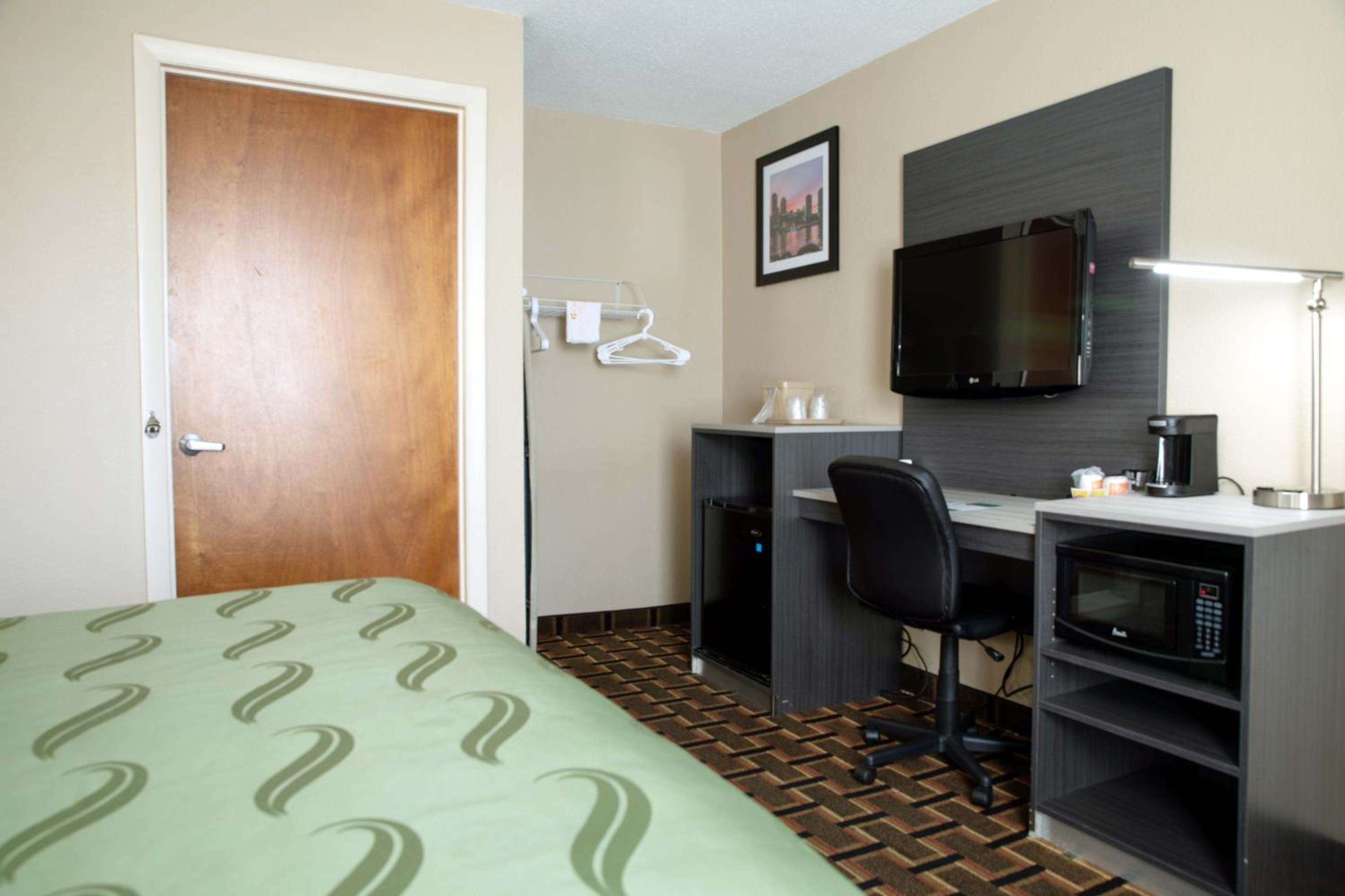 Queen Room - Accessible/Nonsmoking photo 3