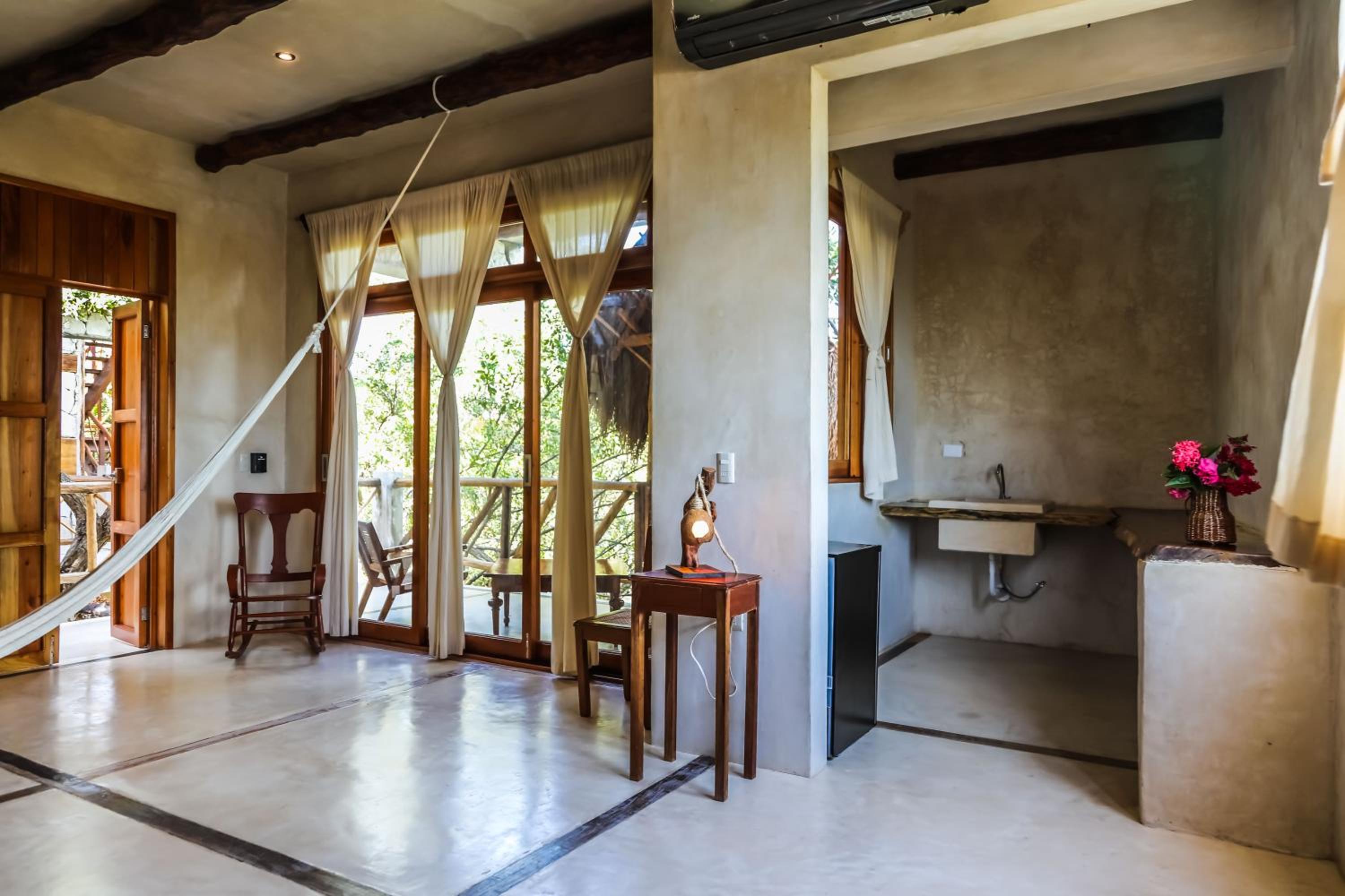 Five-Bedroom House photo 1