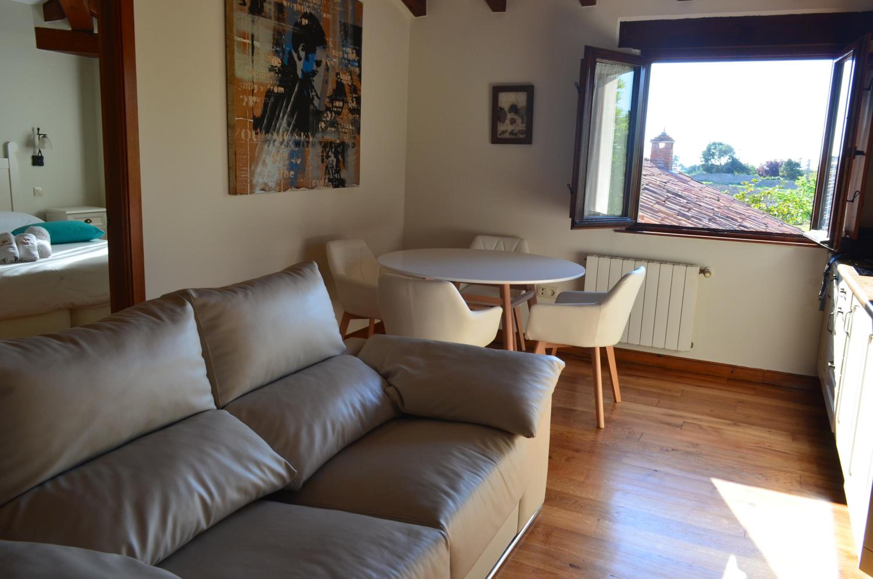 Apartment photo 2