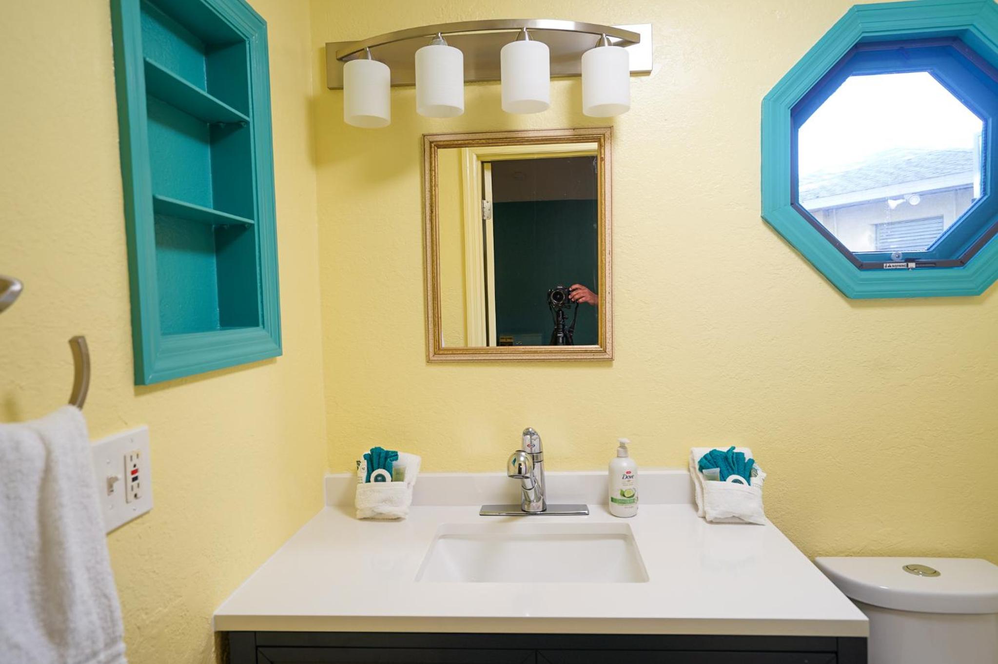 Deluxe Queen Suite - Photo 10